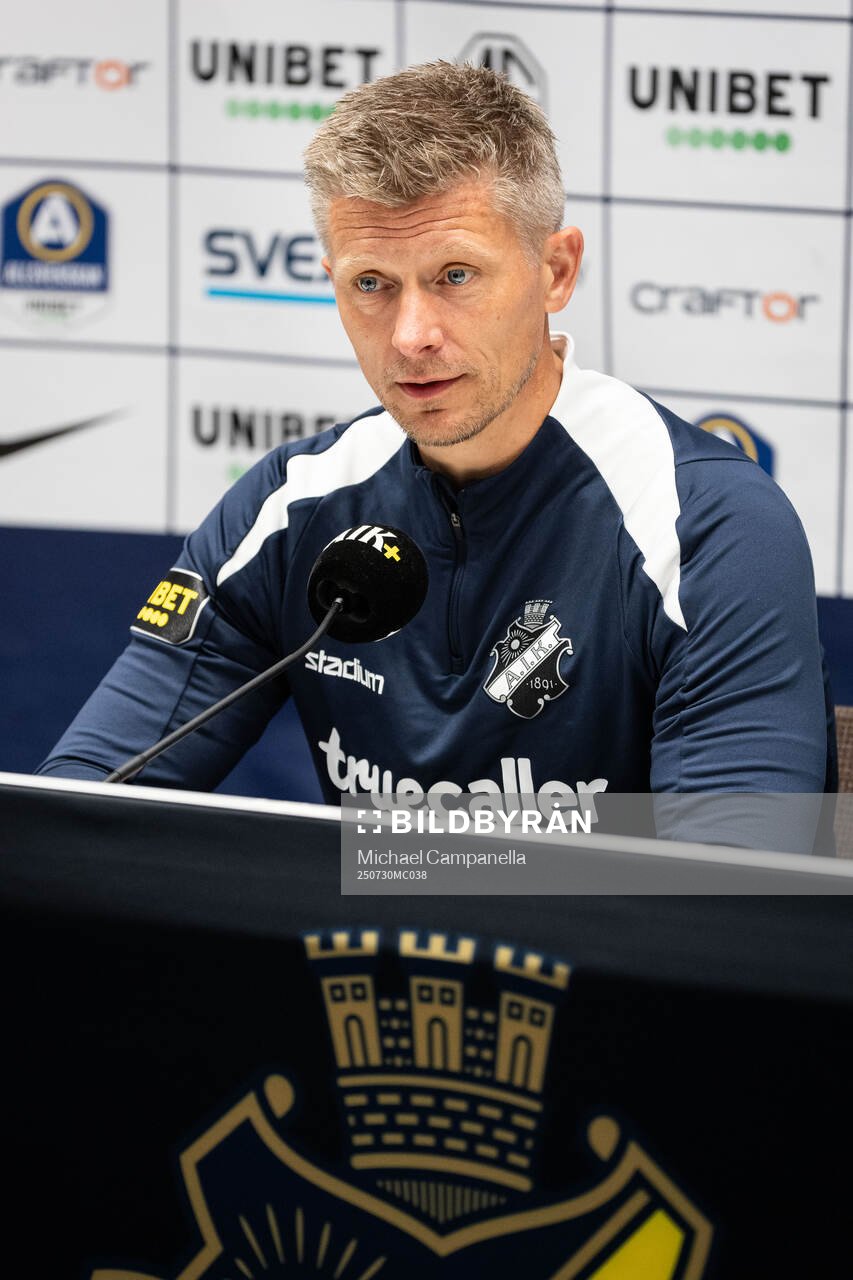 AIK head coach Mikkjal Thomassen