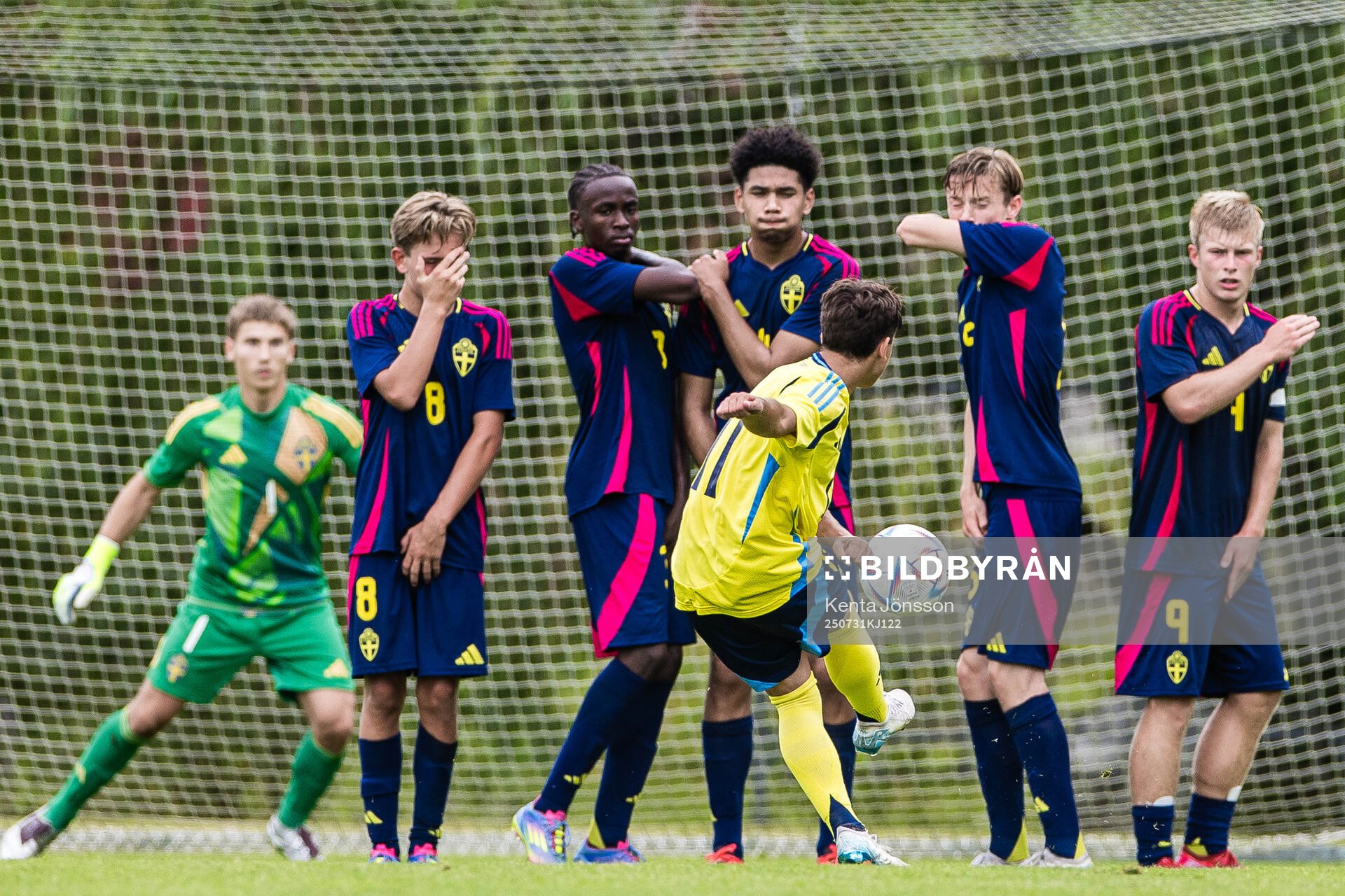 Drilon Qitaku med en frispark mot Toste Flodin Furuseth,