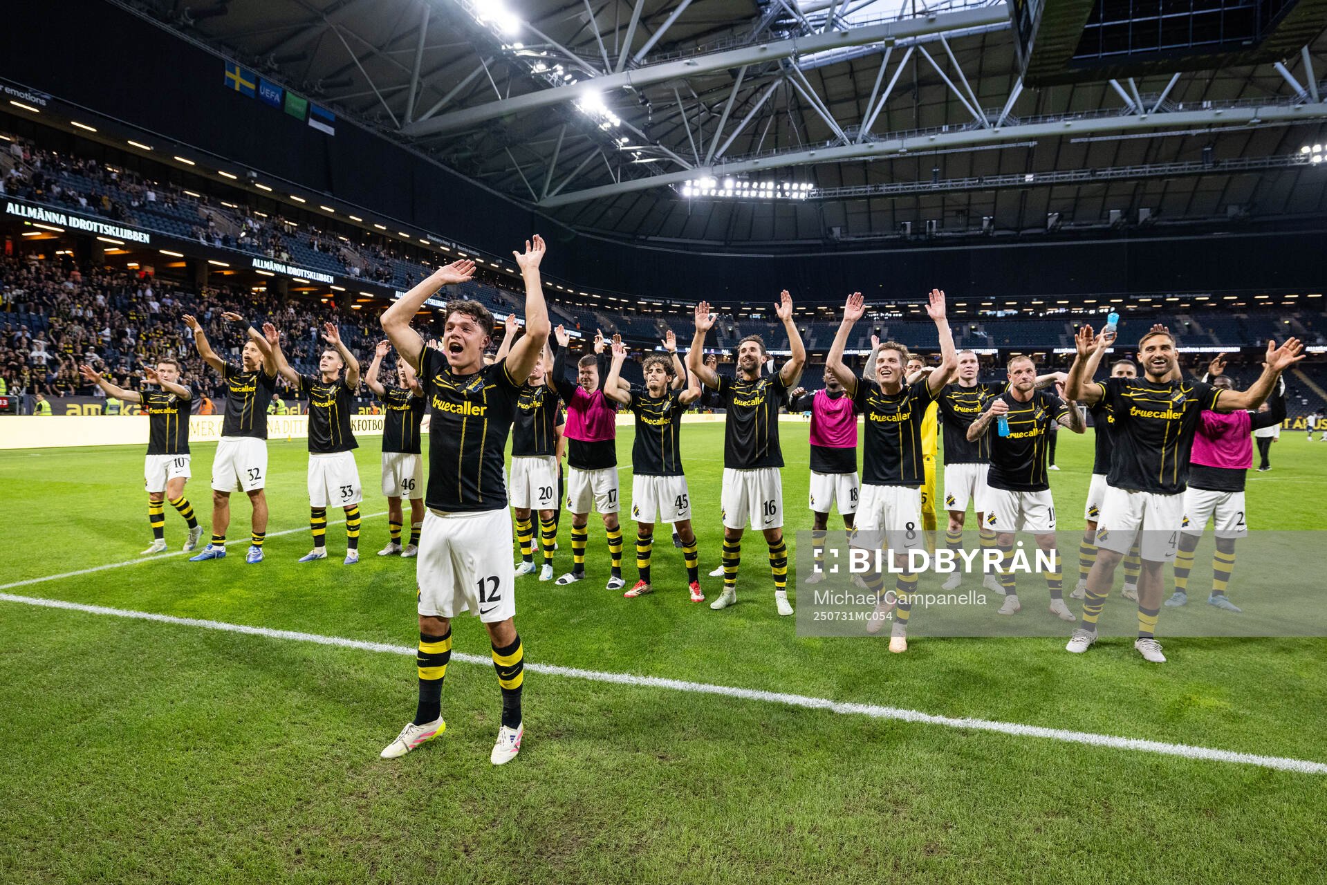 Charlie Pavey and players of AIK  celebrate