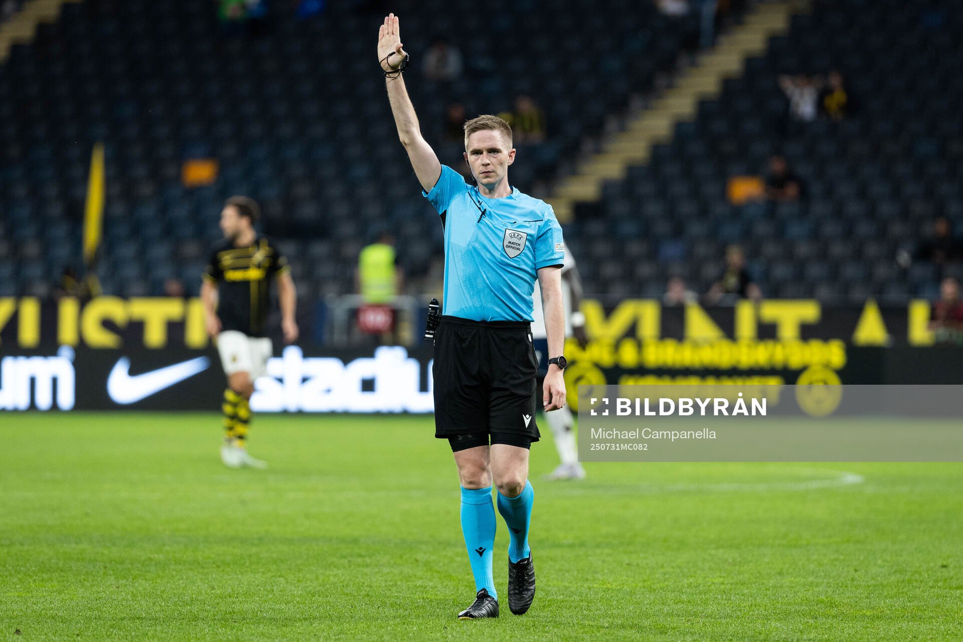 Referee Helgi Mikael Jonasson