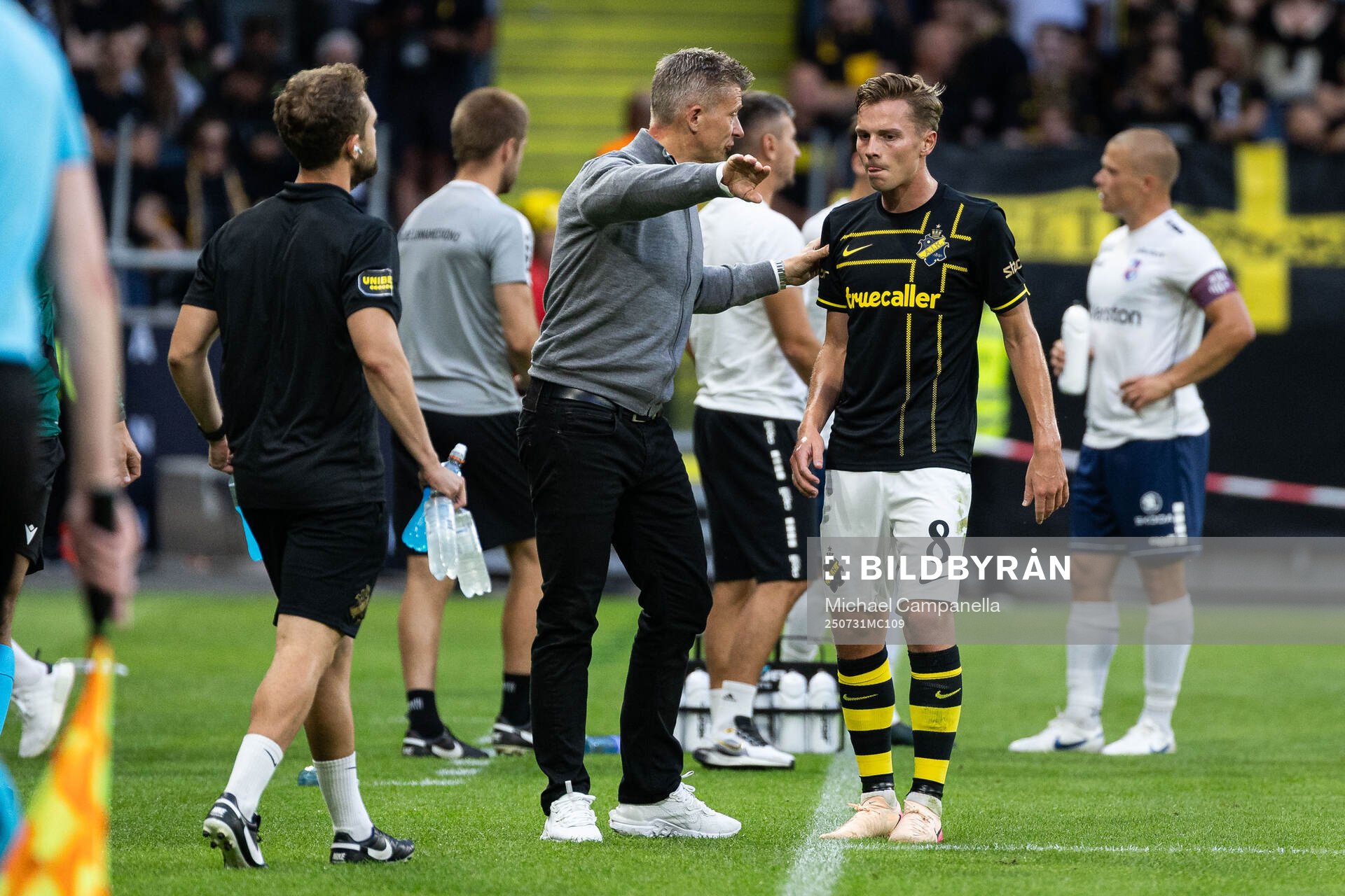 Johan Hove of AIK speaks with coach Mikkjal Thomassen