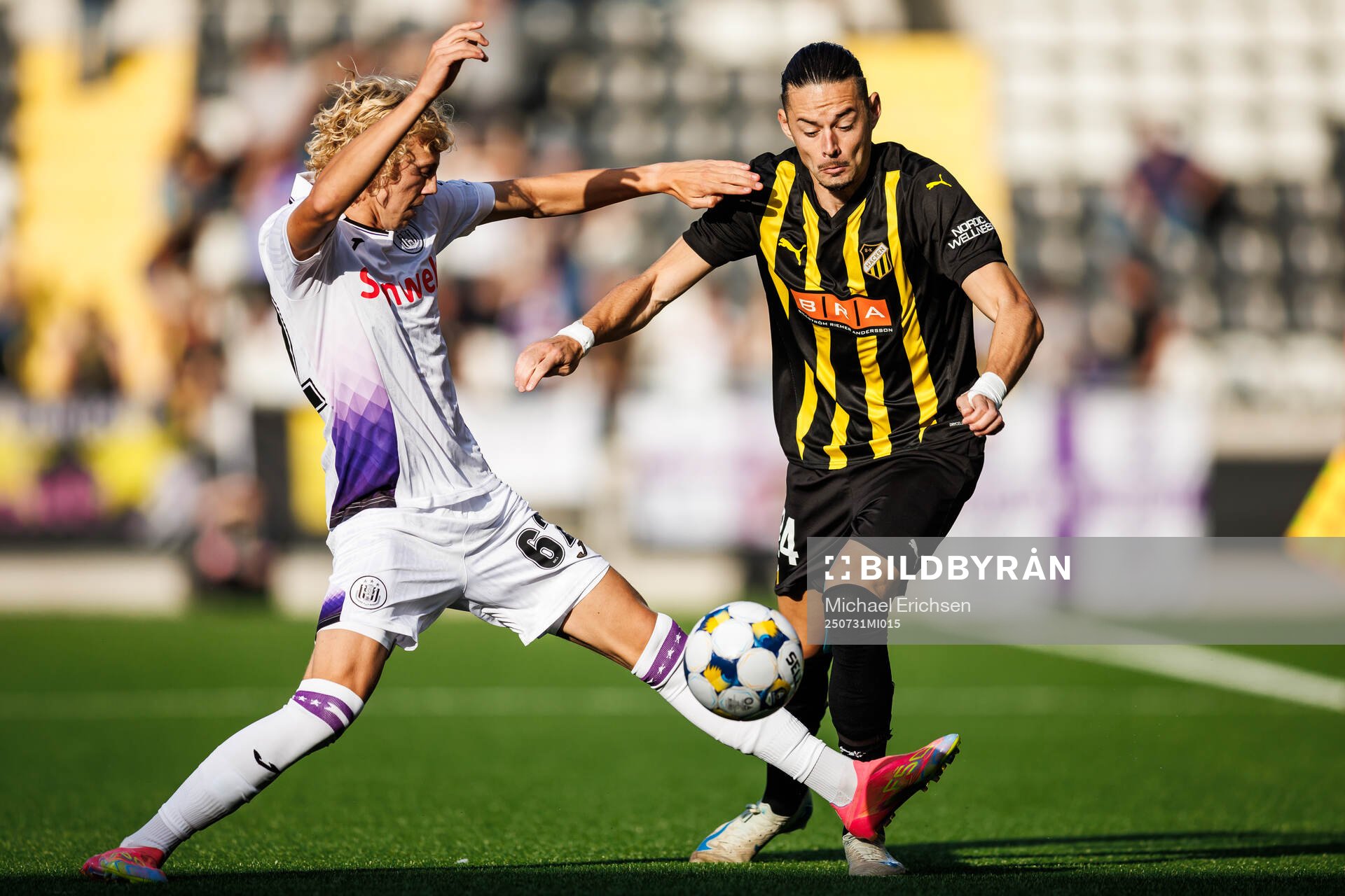 Basile Vroninks of Anderlecht and Amor Layouni of Häcken