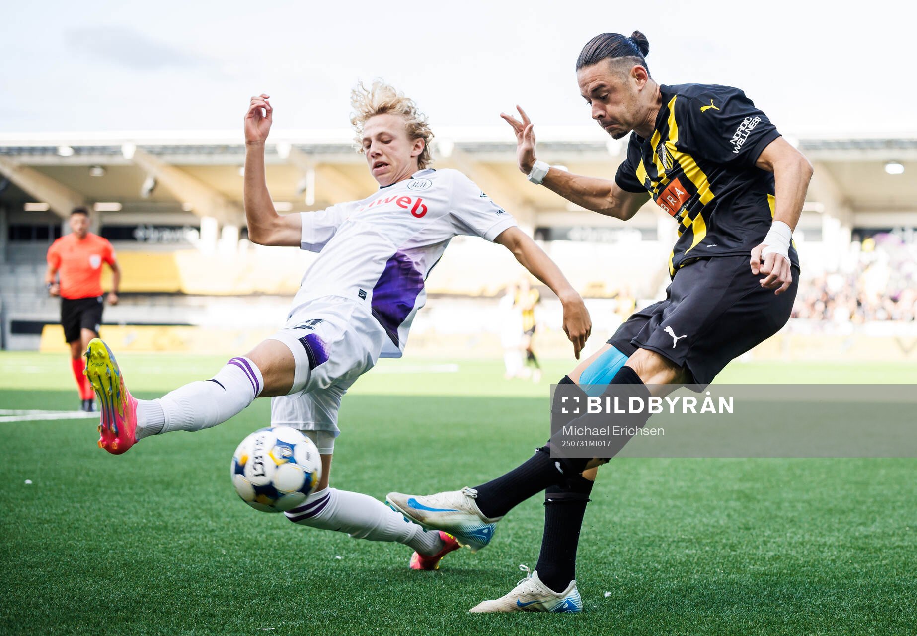 Basile Vroninks of Anderlecht and Amor Layouni of Häcken