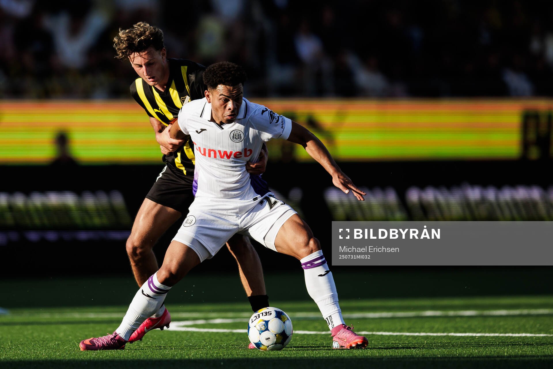 Silas Andersen of Häcken and Mario Stroeykens of Anderlecht