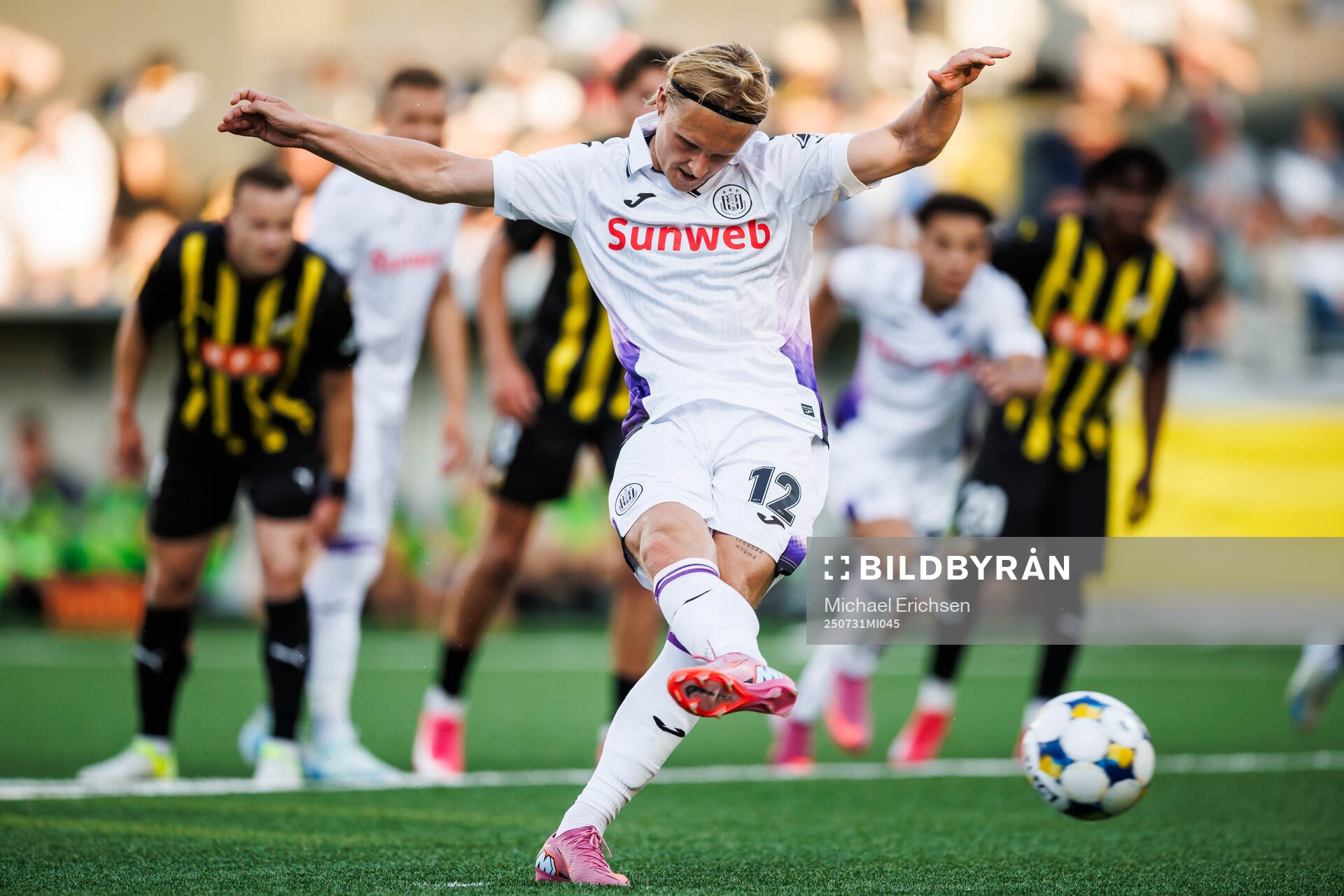 Kasper Dolberg of Anderlecht scores the 1-1 goal from the