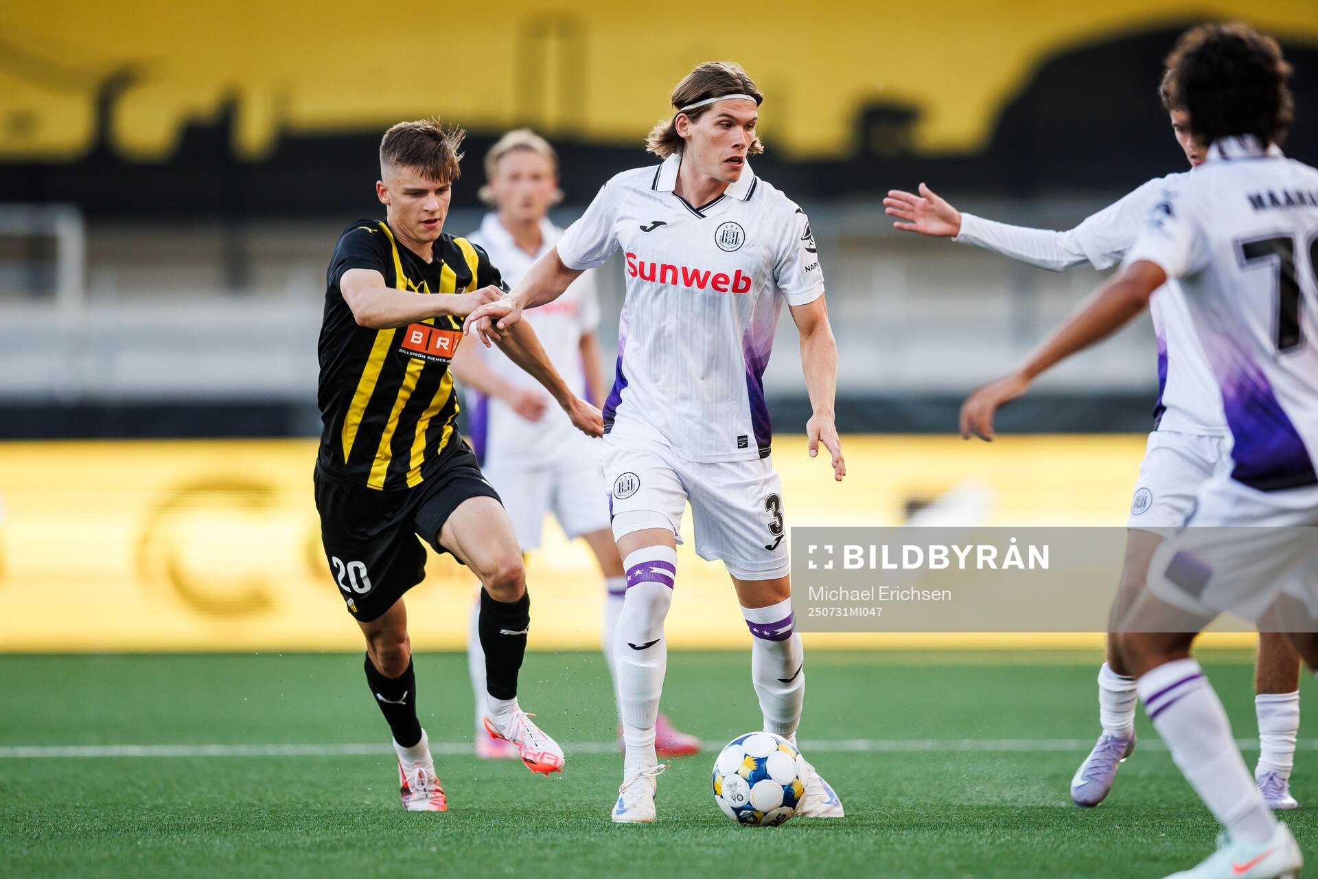 Adrian Svanbäck of Häcken and Lucas Hey of Anderlecht