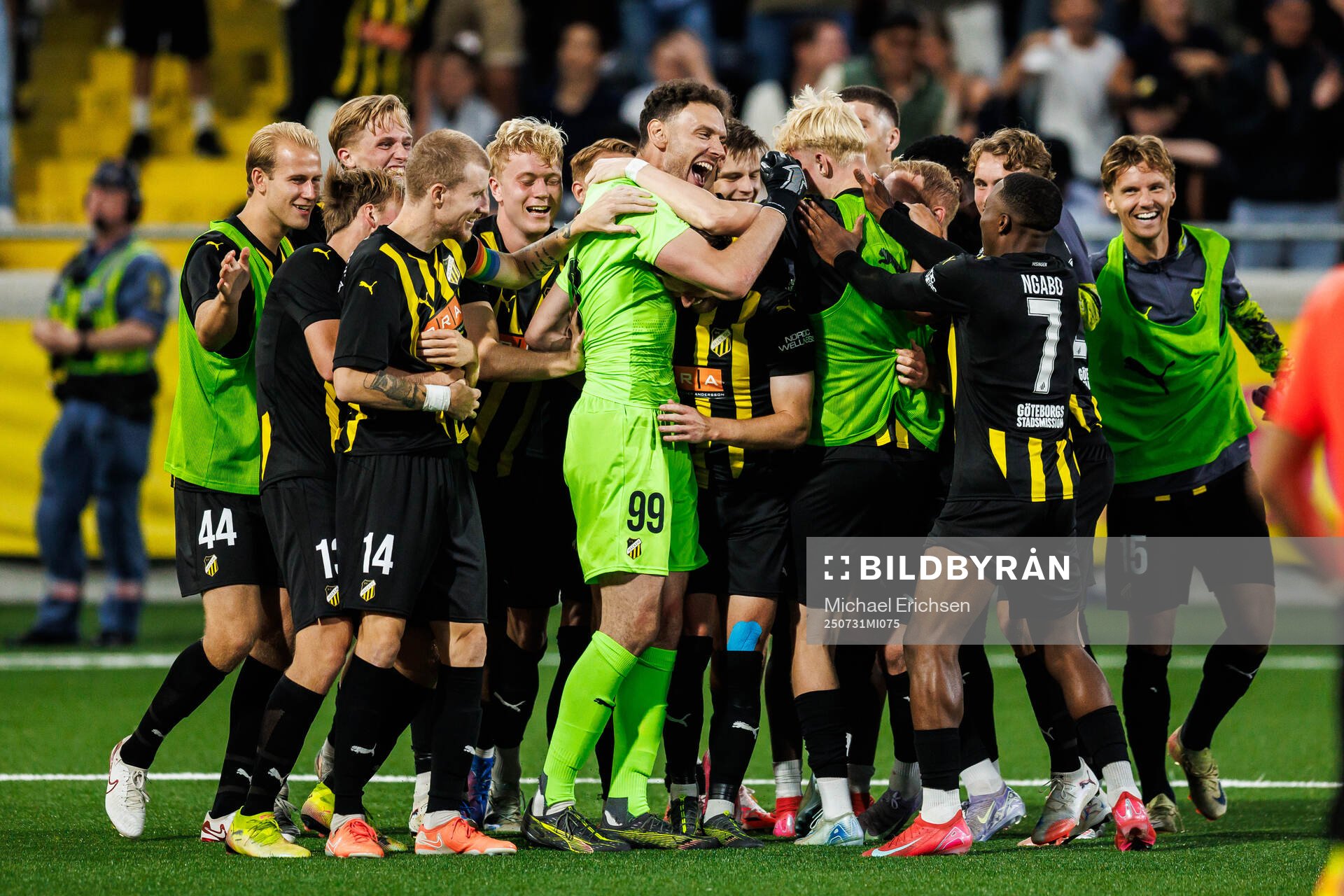 Goalkeeper Etrit Berisha of Häcken celebrate with team