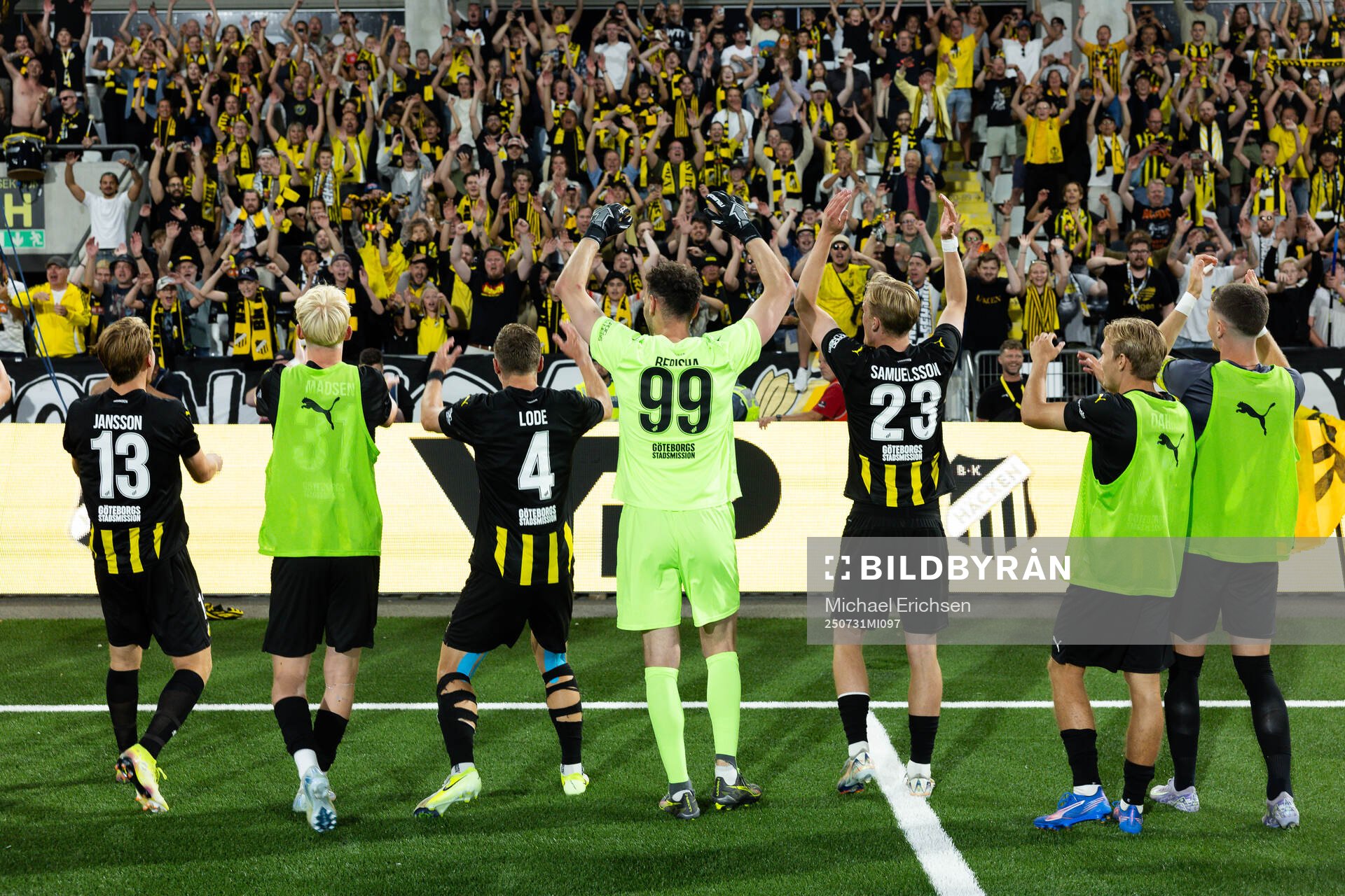 Players of Häcken celebrates with their supporters