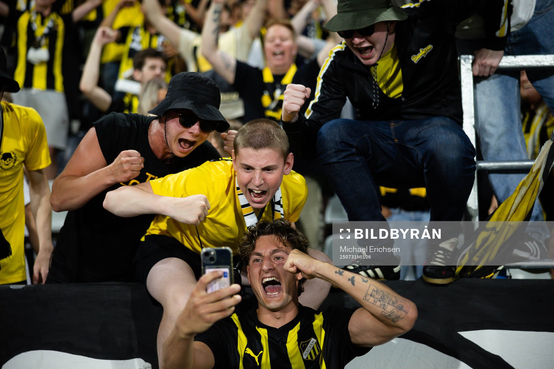 Silas Andersen of Häcken celebrates with supporters