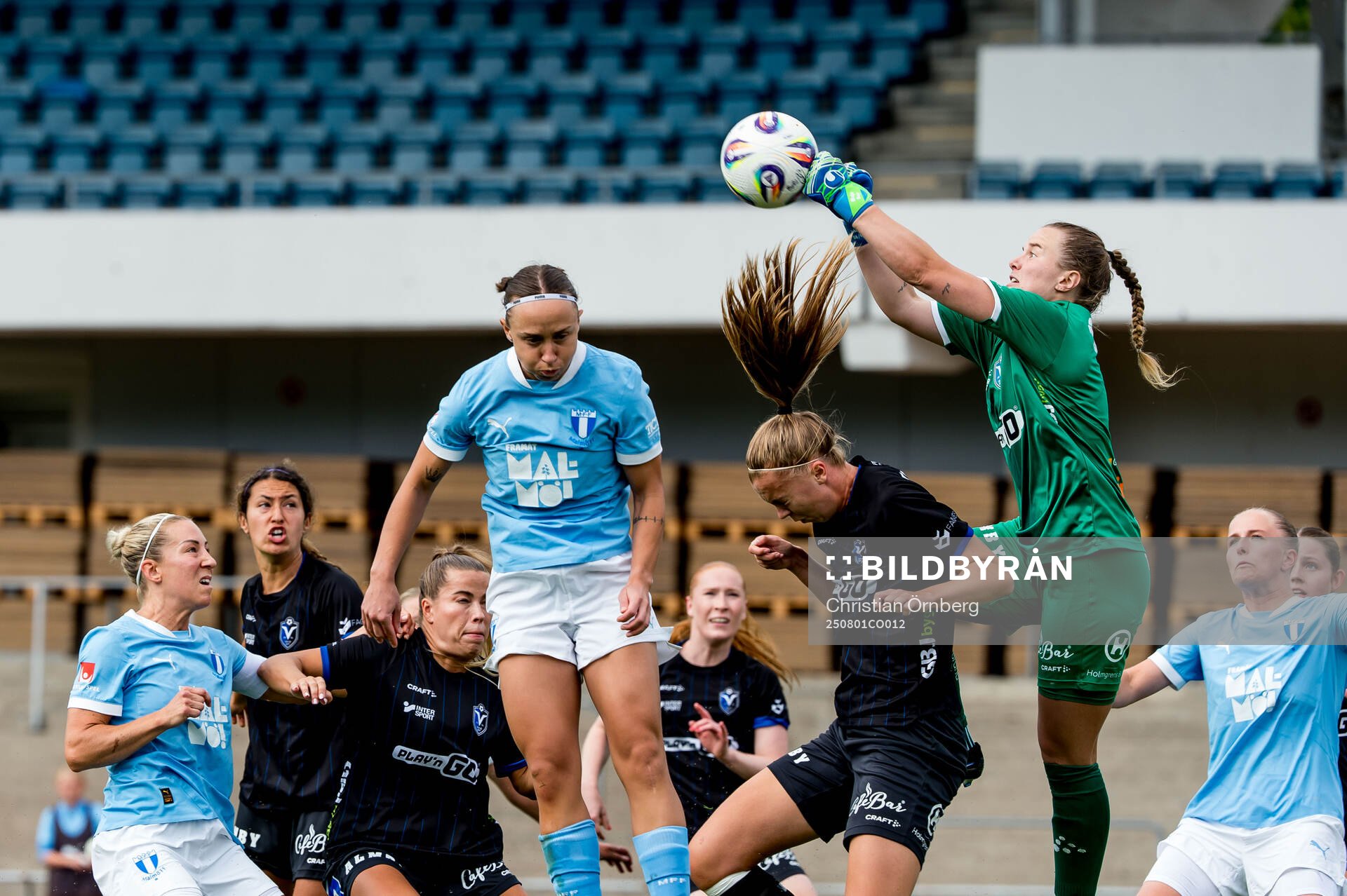Malmö FFs Miljana Ivanovic och Växjö DFFs målvakt Maja