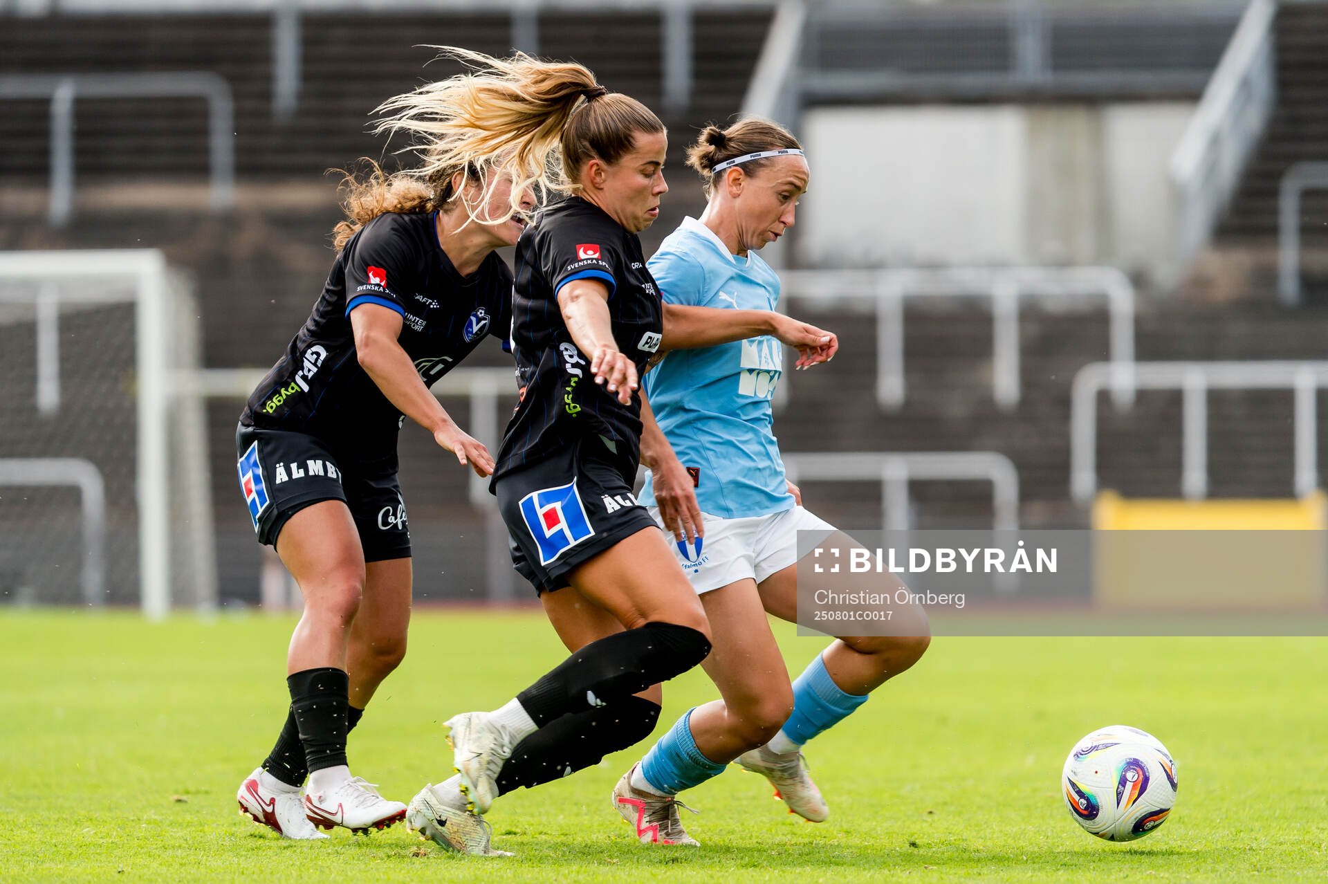 Växjö DFFs Mimmi Nurmela och Malmö FFs Miljana Ivanovic