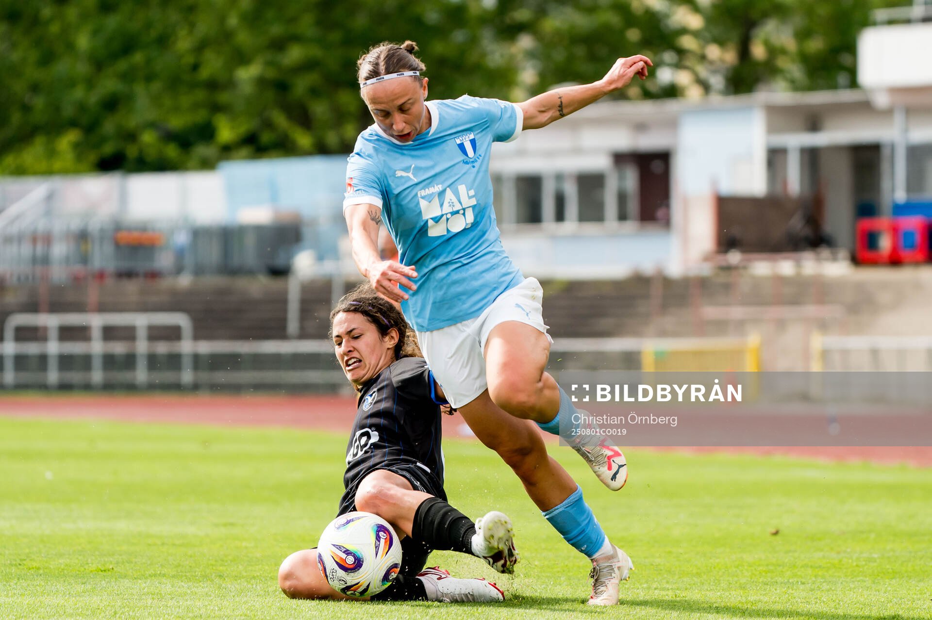 Malmö FFs Miljana Ivanovic och Växjö DFFs Chloe Minas