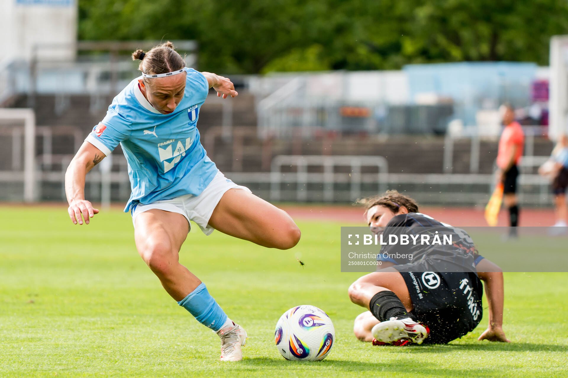 Malmö FFs Miljana Ivanovic och Växjö DFFs Chloe Minas