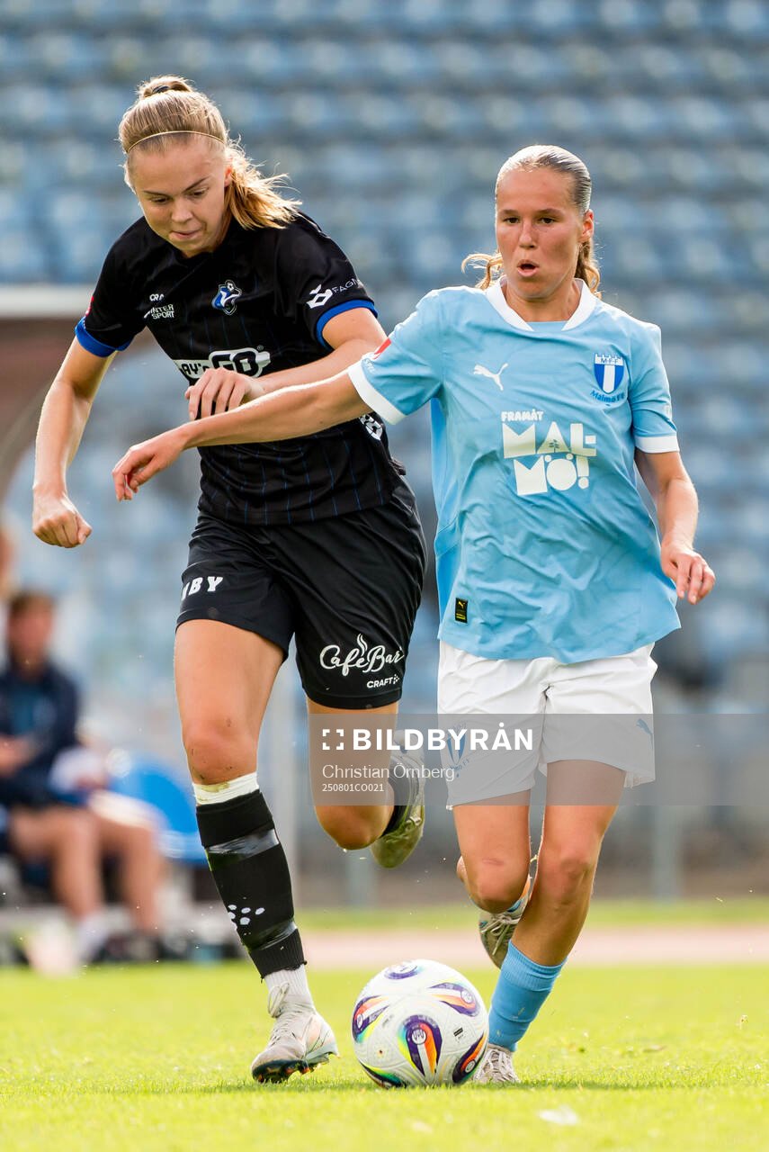 Växjö DFFs Elin Nilsson och Malmö FFs Karoline Olesen