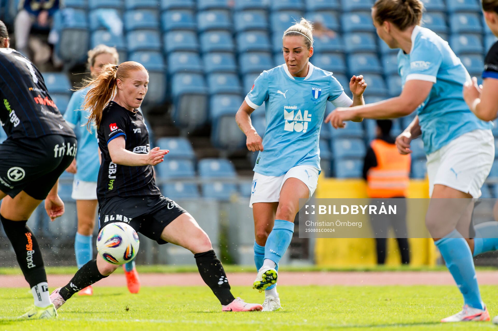 Malmö FFs Mia Persson och Växjö DFFs Tilde Johansson