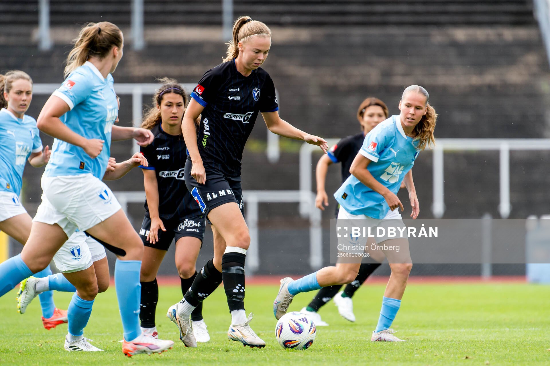 Växjö DFFs Elin Nilsson och Malmö FFs Sara Kanutte
