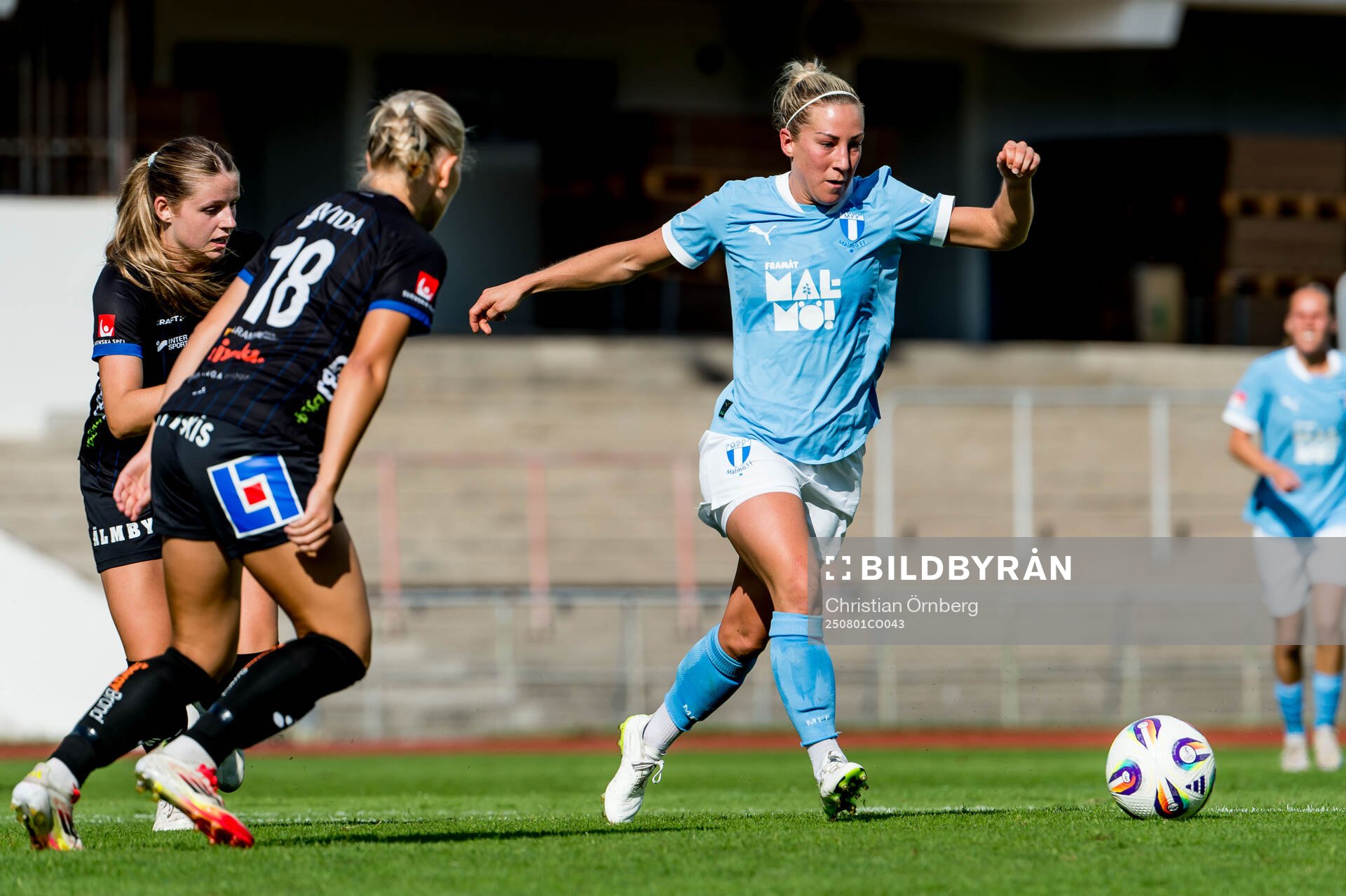 Malmö FFs Mia Persson och Växjö DFFs Helmi Raijas