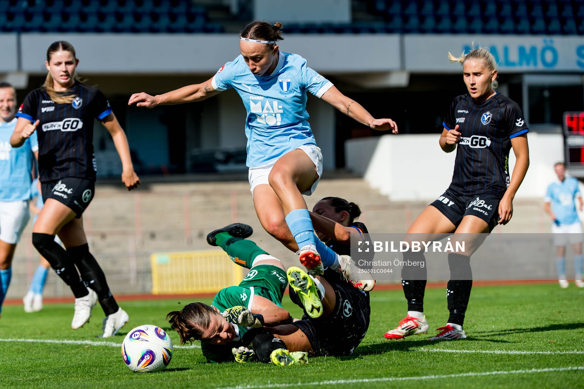 Malmö FFs Miljana Ivanovic och Växjö DFFs målvakt