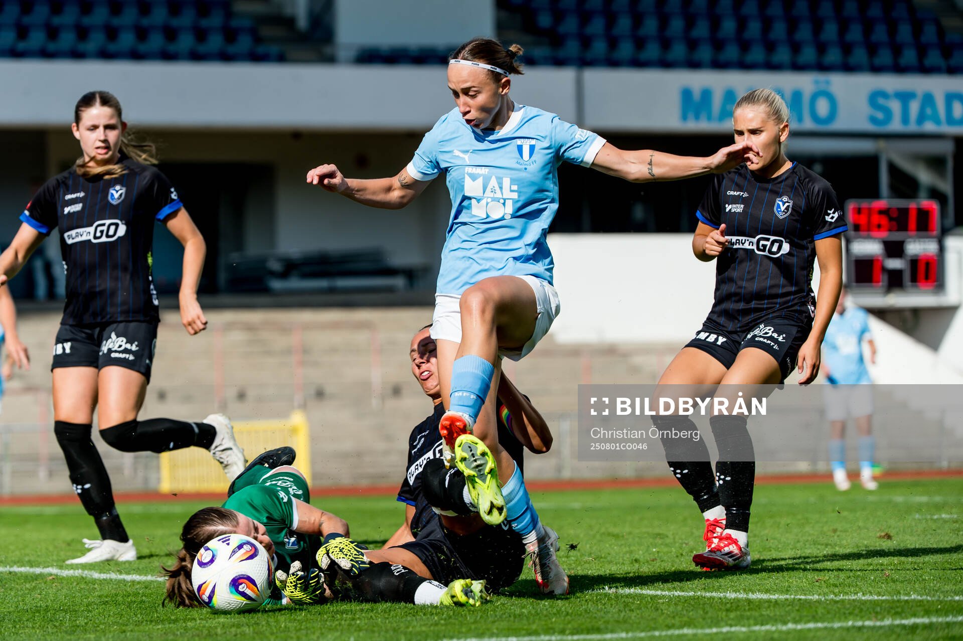 Malmö FFs Miljana Ivanovic och Växjö DFFs målvakt