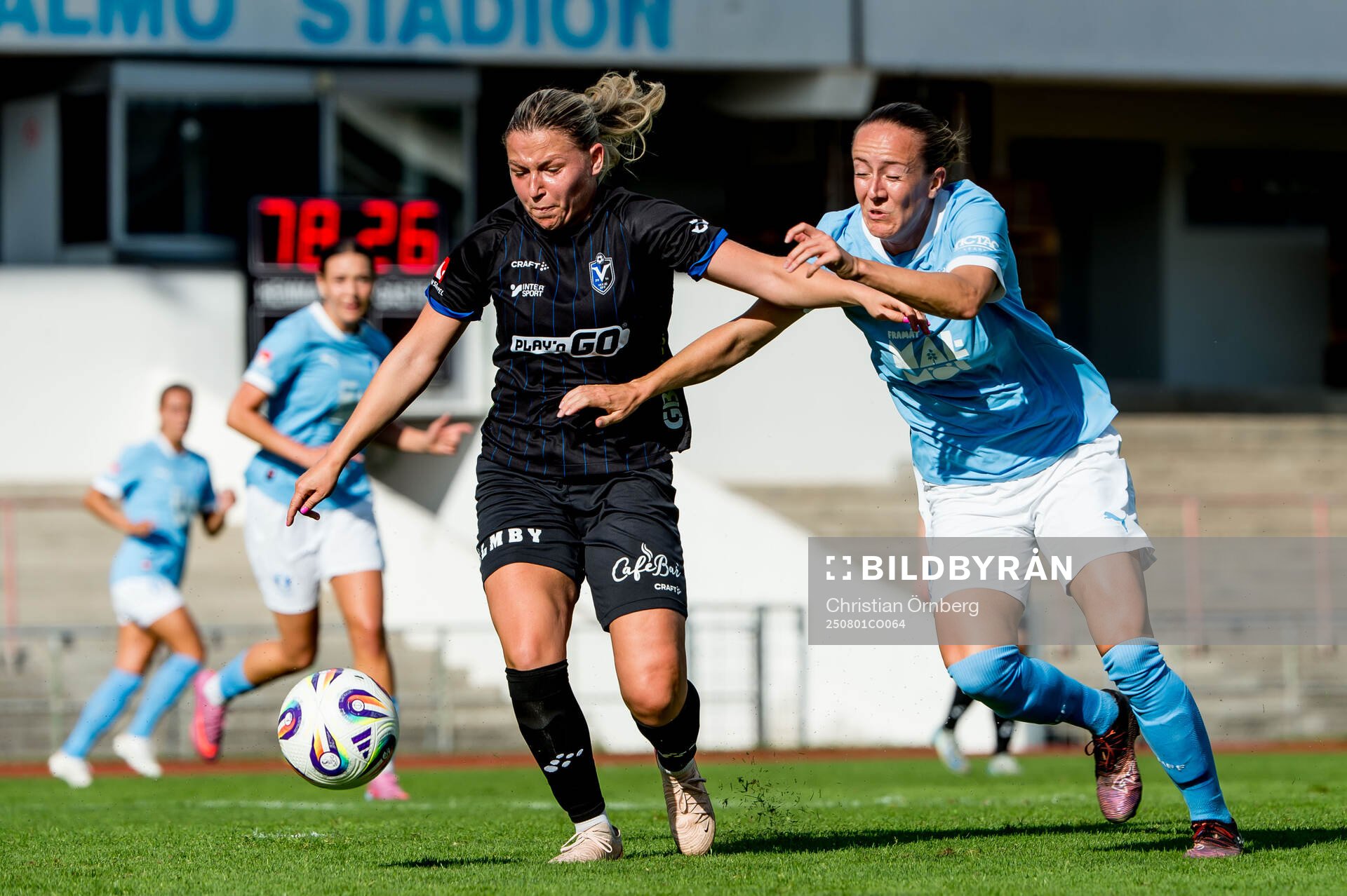 Växjö DFFs Elvira Hammarbäck och Malmö FFs Anna Plantin