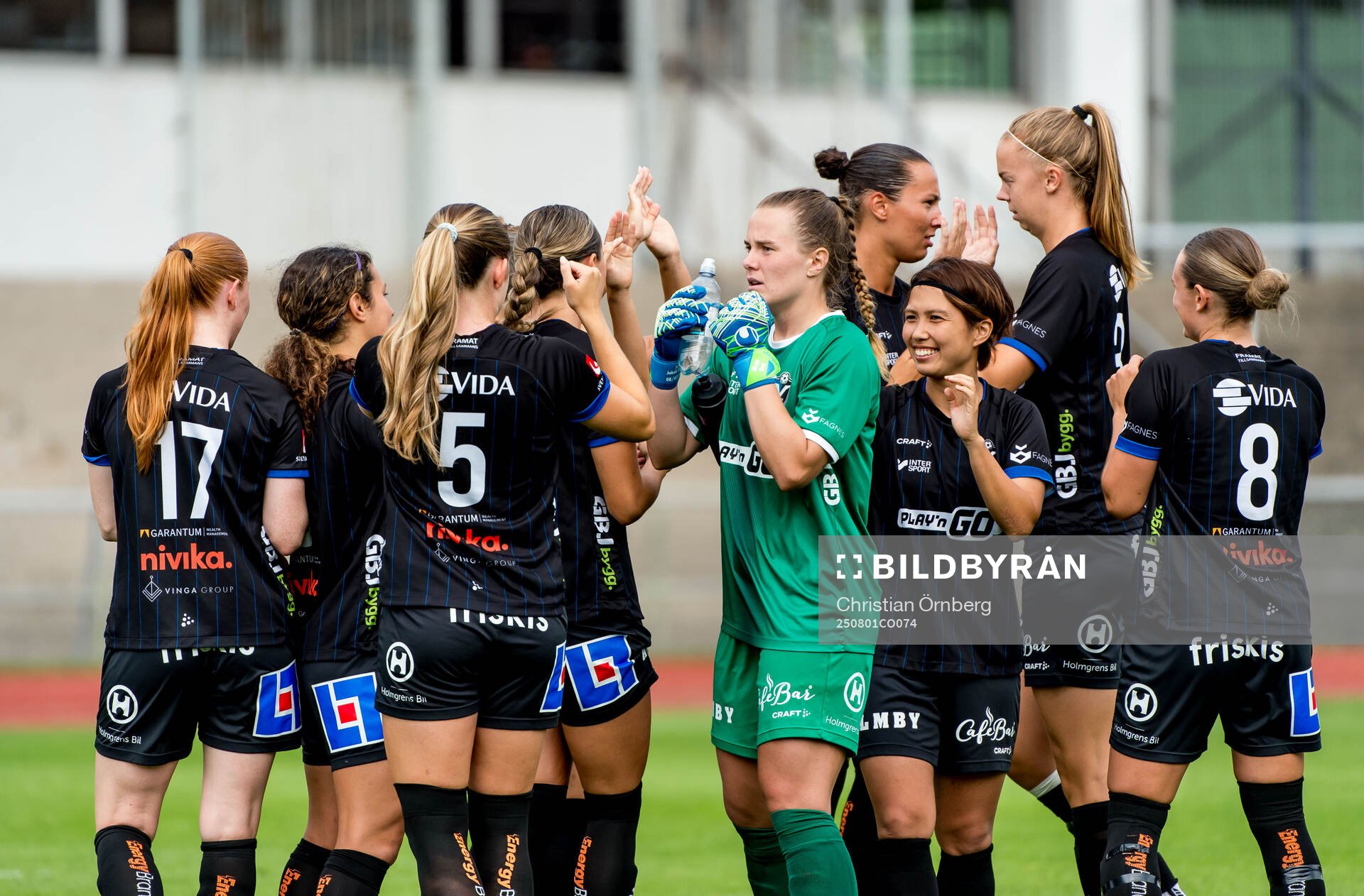 Växjö DFFs spelare jublar