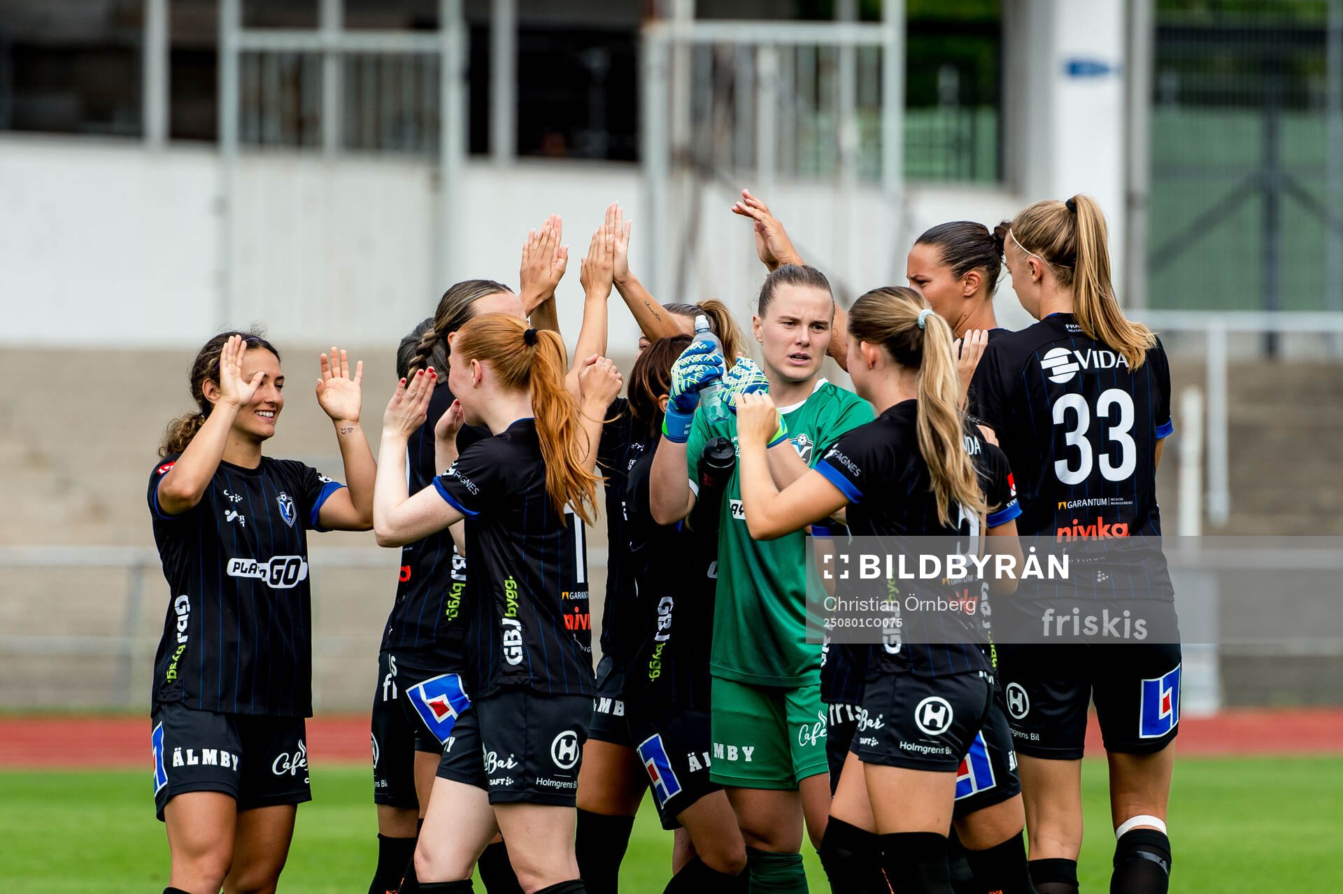 Växjö DFFs spelare jublar