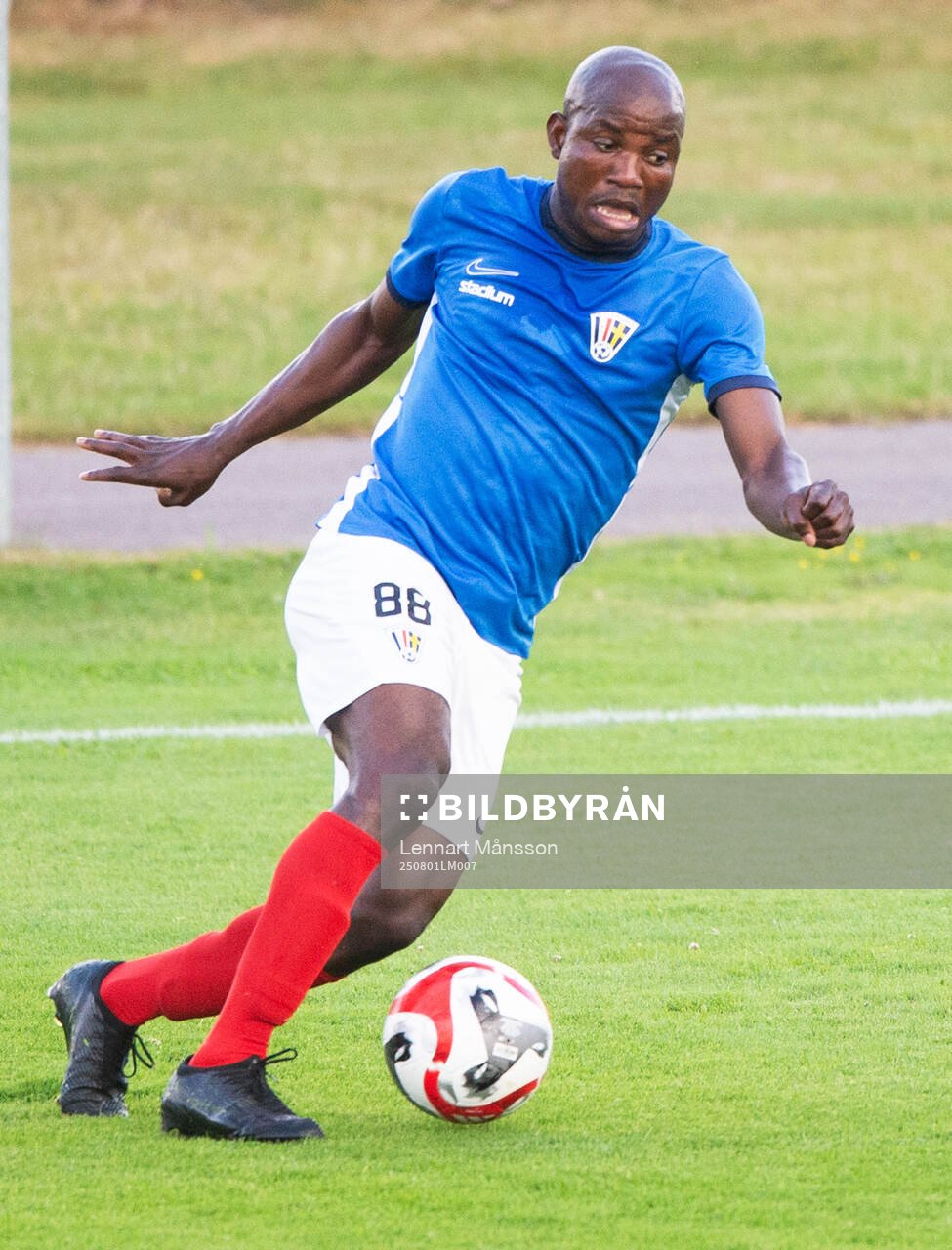 Balkans Tayo Junior Saliu i matchen i division 2 mellan IFK