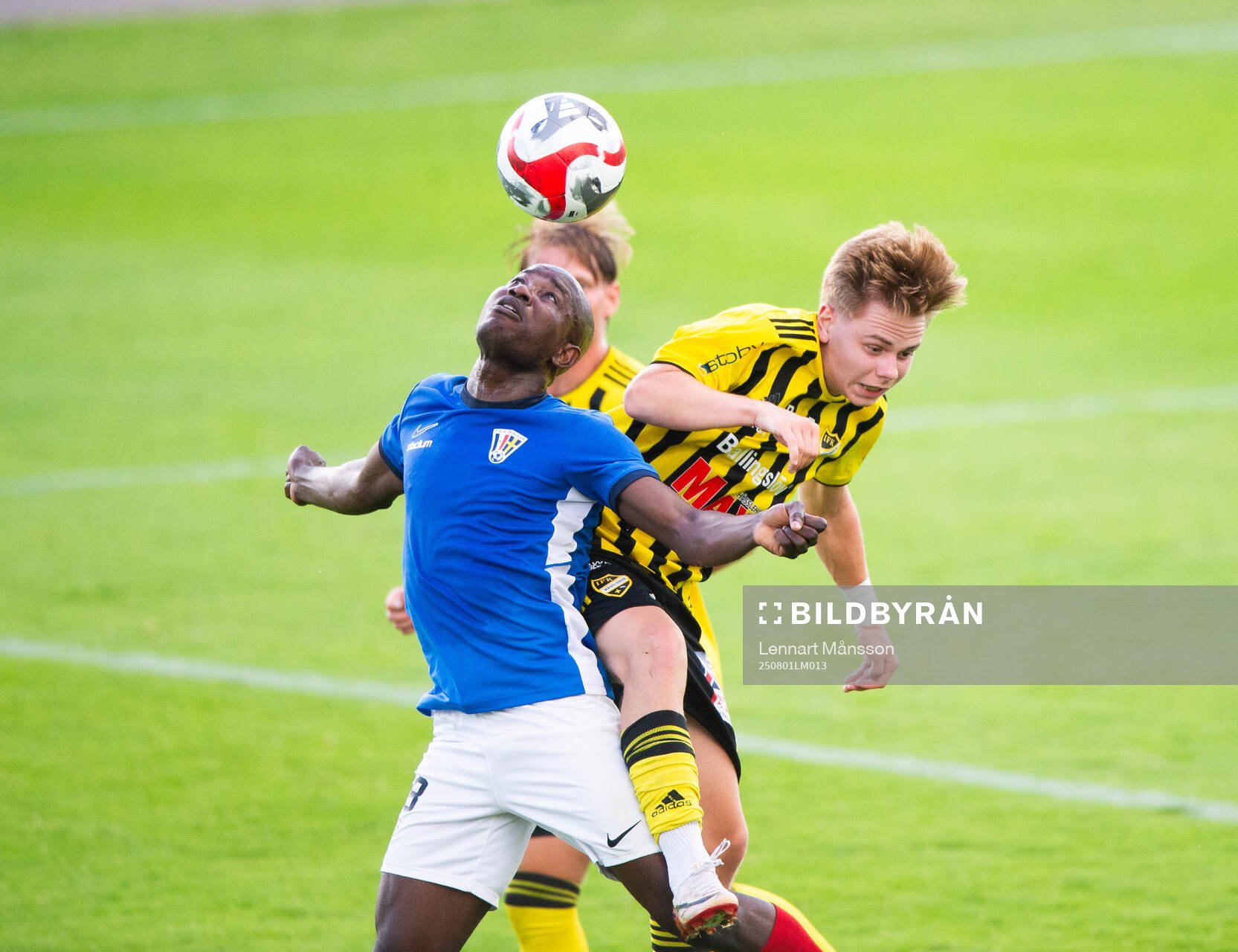 IFK Hässleholms Max Persson nickduellerar i matchen i