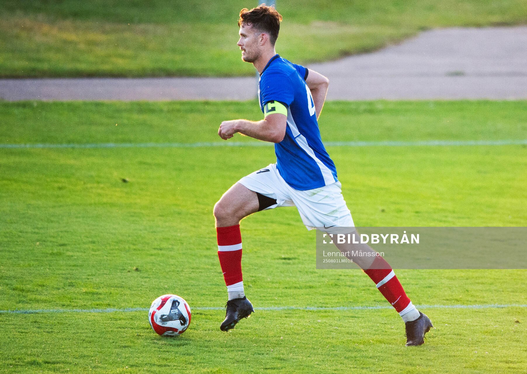 Balkans lagkapten Fabiasn Petersson i matchen i division 2