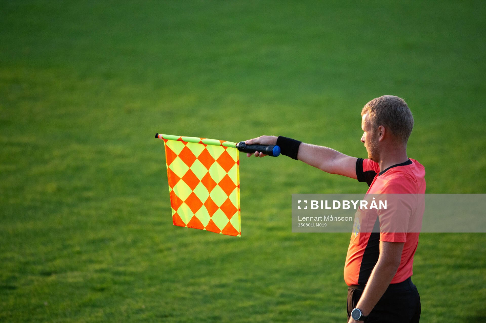 Assisterande domaren Filip Liljegren vinkar för offside i