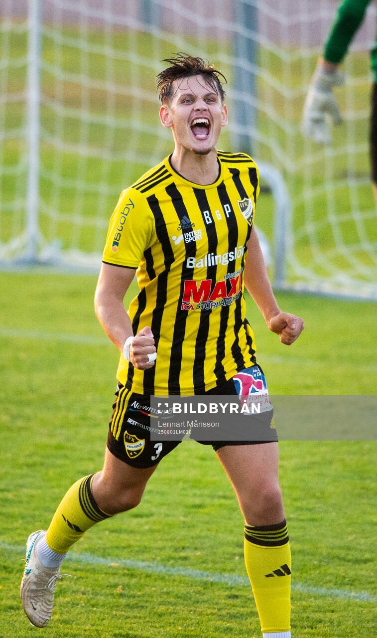 IFK Hässleholms Viktor Ahlgren har gjort 3-1 på straff