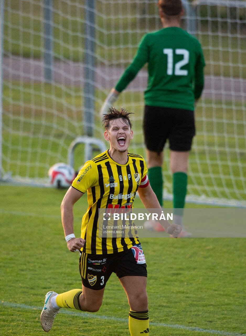 IFK Hässleholms Viktor Ahlgren har gjort 3-1 på straff