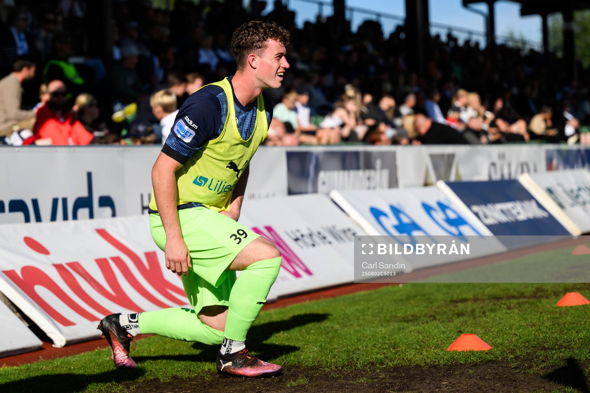 Värnamos målvakt Viktor Andersson värmer upp