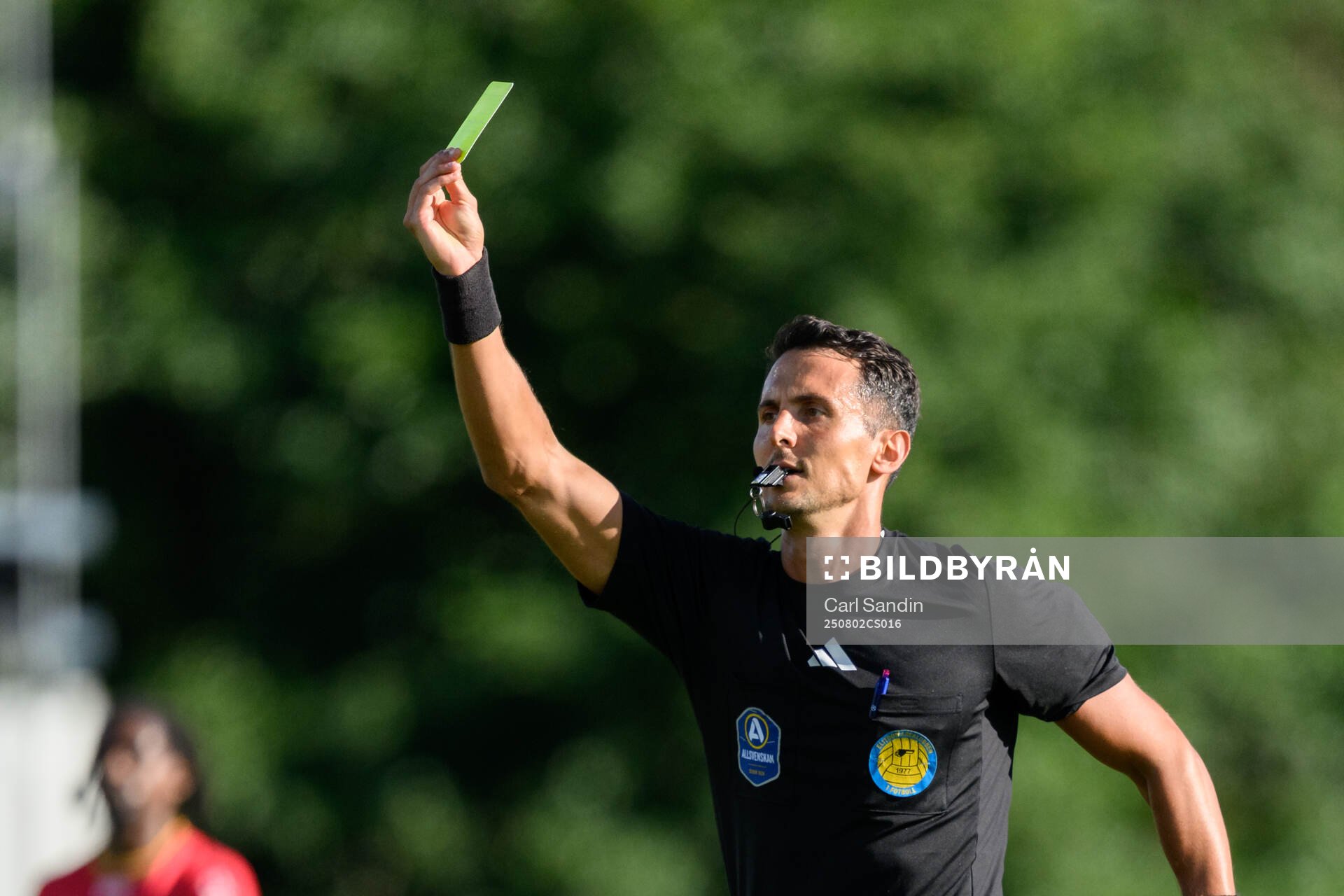 Domare Adi Aganovic visar ett gult kort