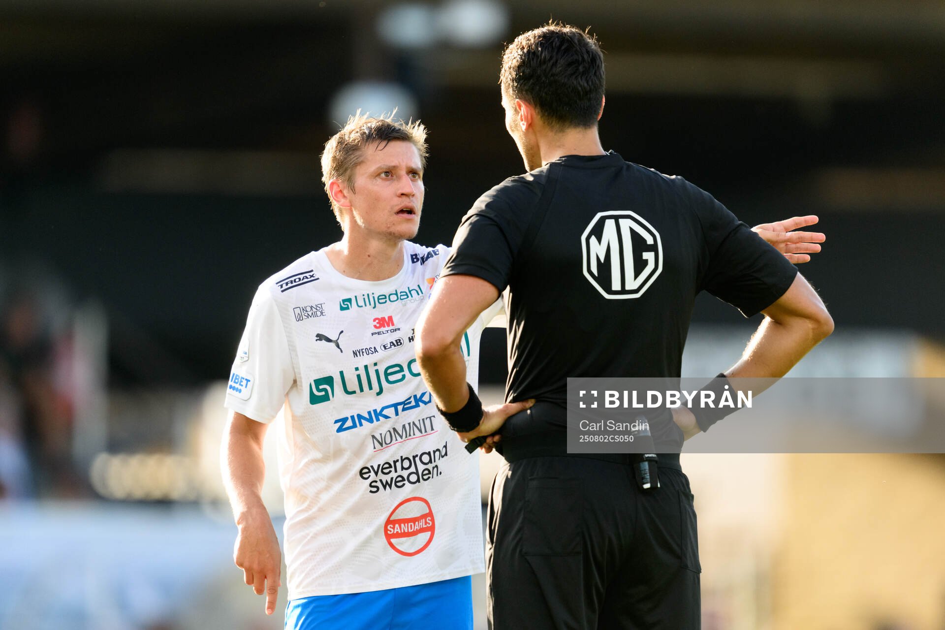 Värnamos Simon Thern partar med domare Adi Aganovic