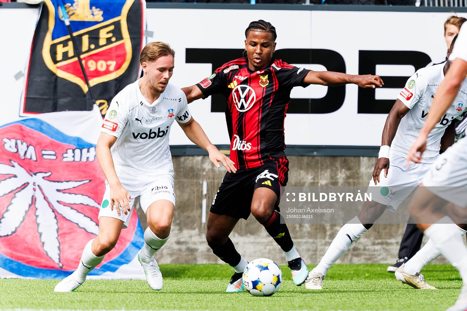 Helsingborgs Simon Bengtsson och Östersunds Nebiyou Perry