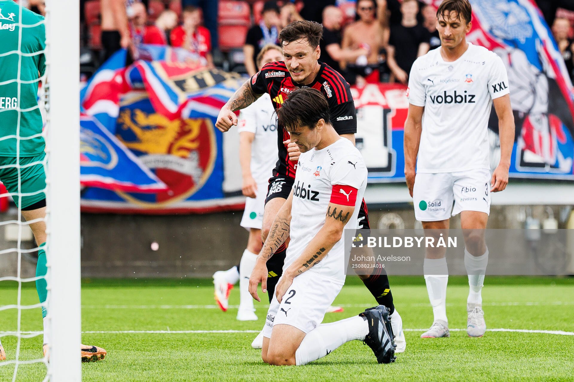 Östersunds Jamie Ryan Hopcutt jublar och Helsingborgs Jon