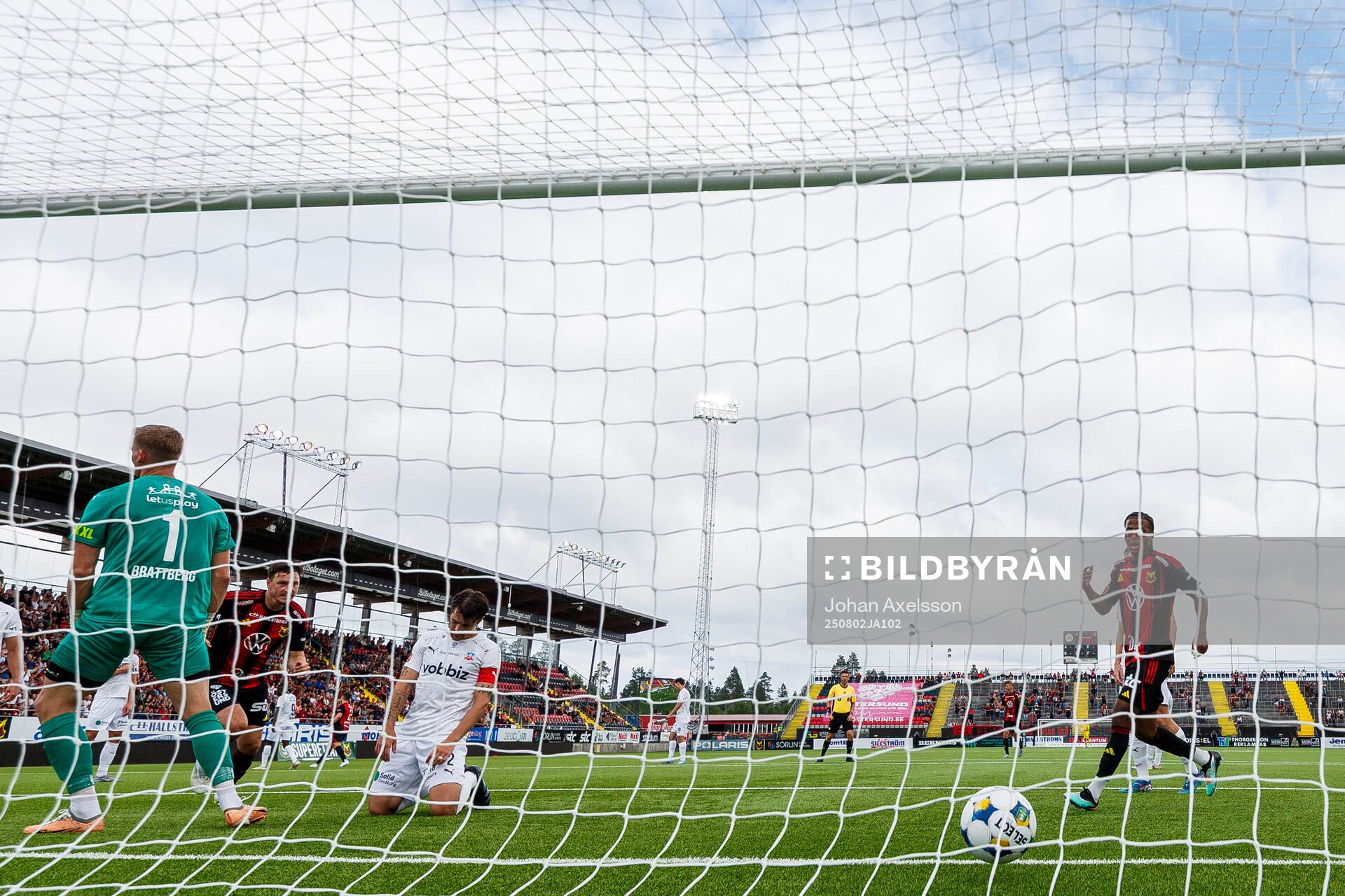 Östersunds Jamie Ryan Hopcutt (tv) gör 1-2
