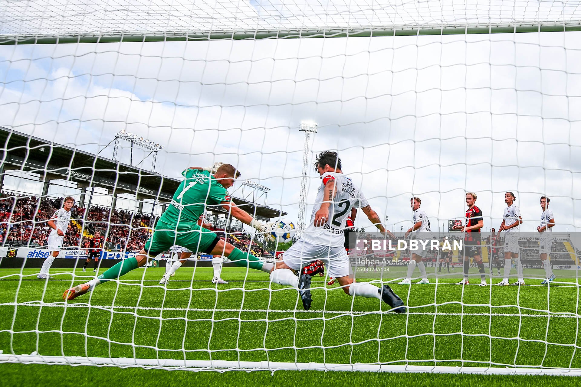 Östersunds Jamie Ryan Hopcutt (ej i bild) gör 2-2