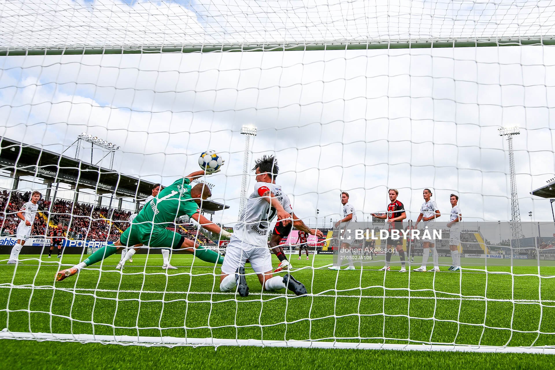 Östersunds Jamie Ryan Hopcutt (ej i bild) gör 2-2