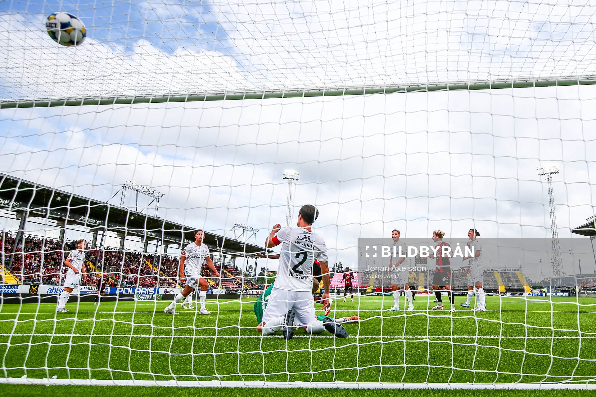 Östersunds Jamie Ryan Hopcutt (ej i bild) gör 2-2
