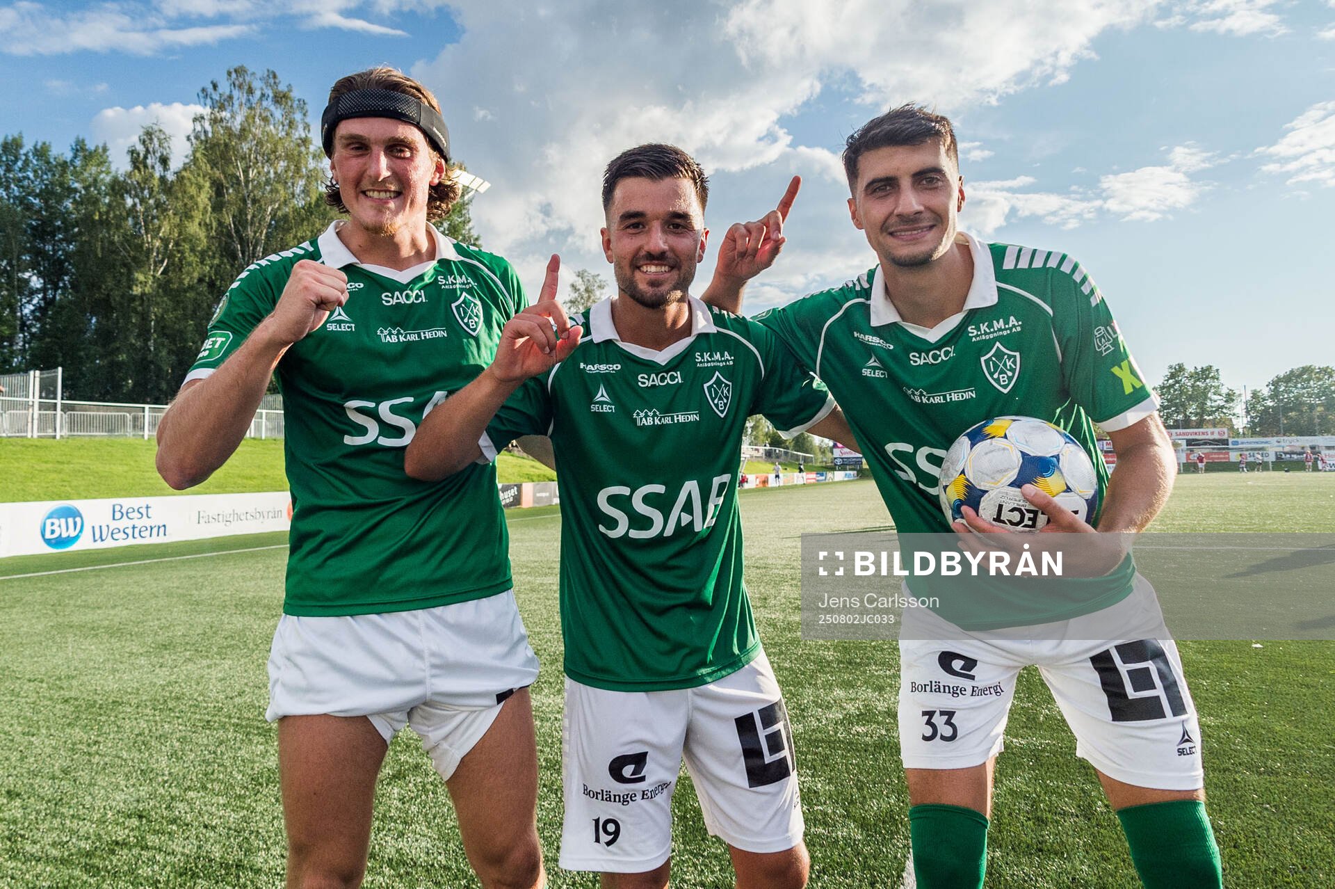 Brages Lorik Konjuhi, Haris Brkic och Amar Muhsin jublar