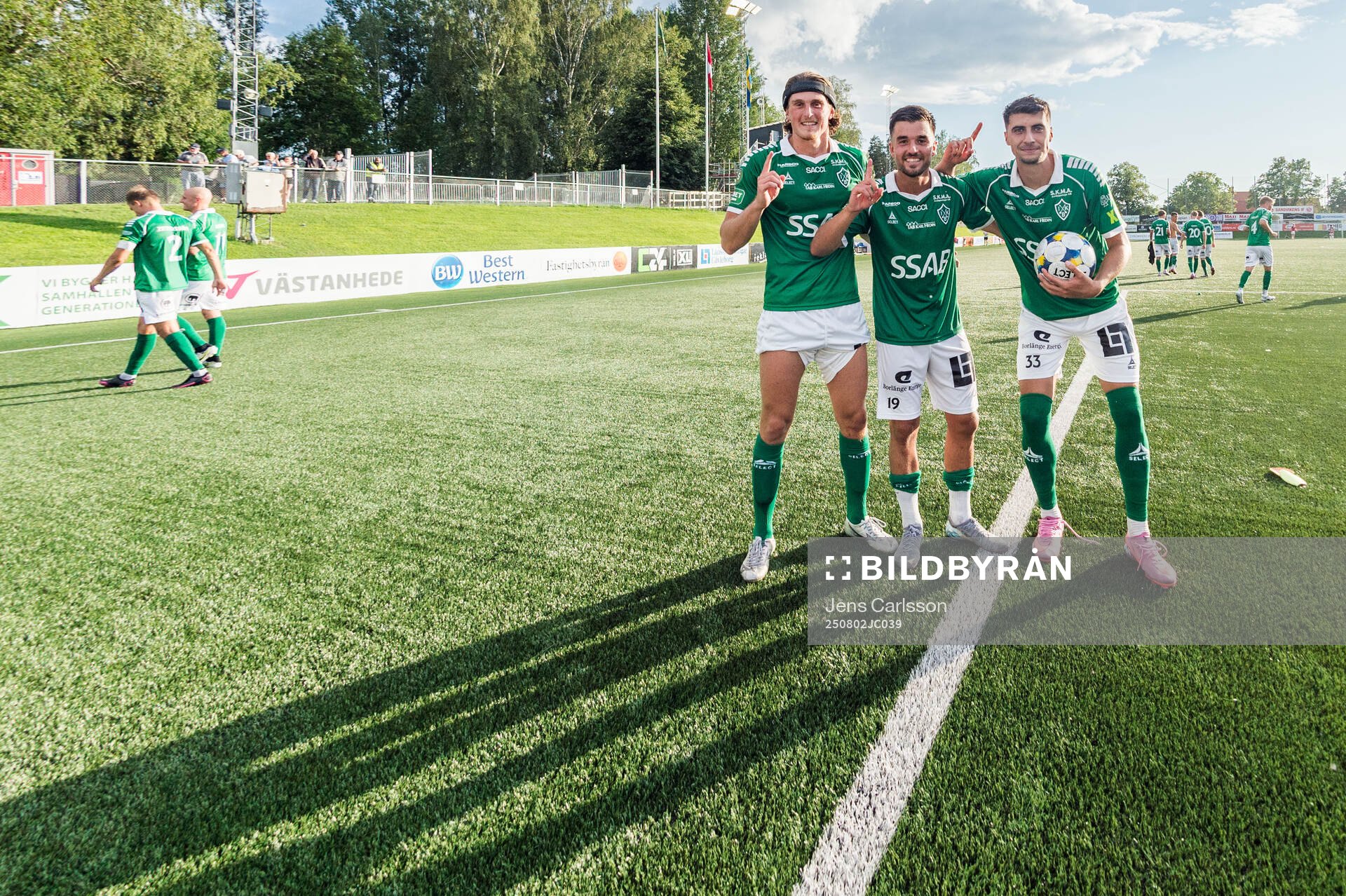 Brages Lorik Konjuhi, Haris Brkic och Amar Muhsin jublar