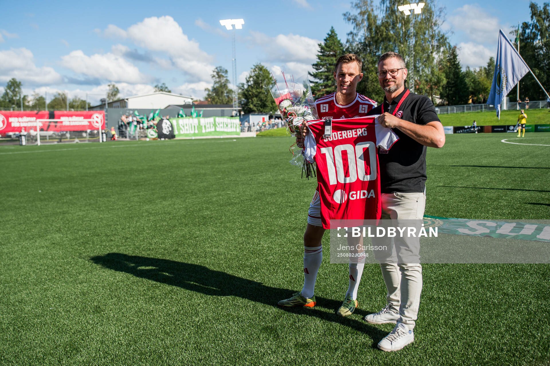 Sandvikens IFs Daniel Söderberg hyllas för 100 matcher