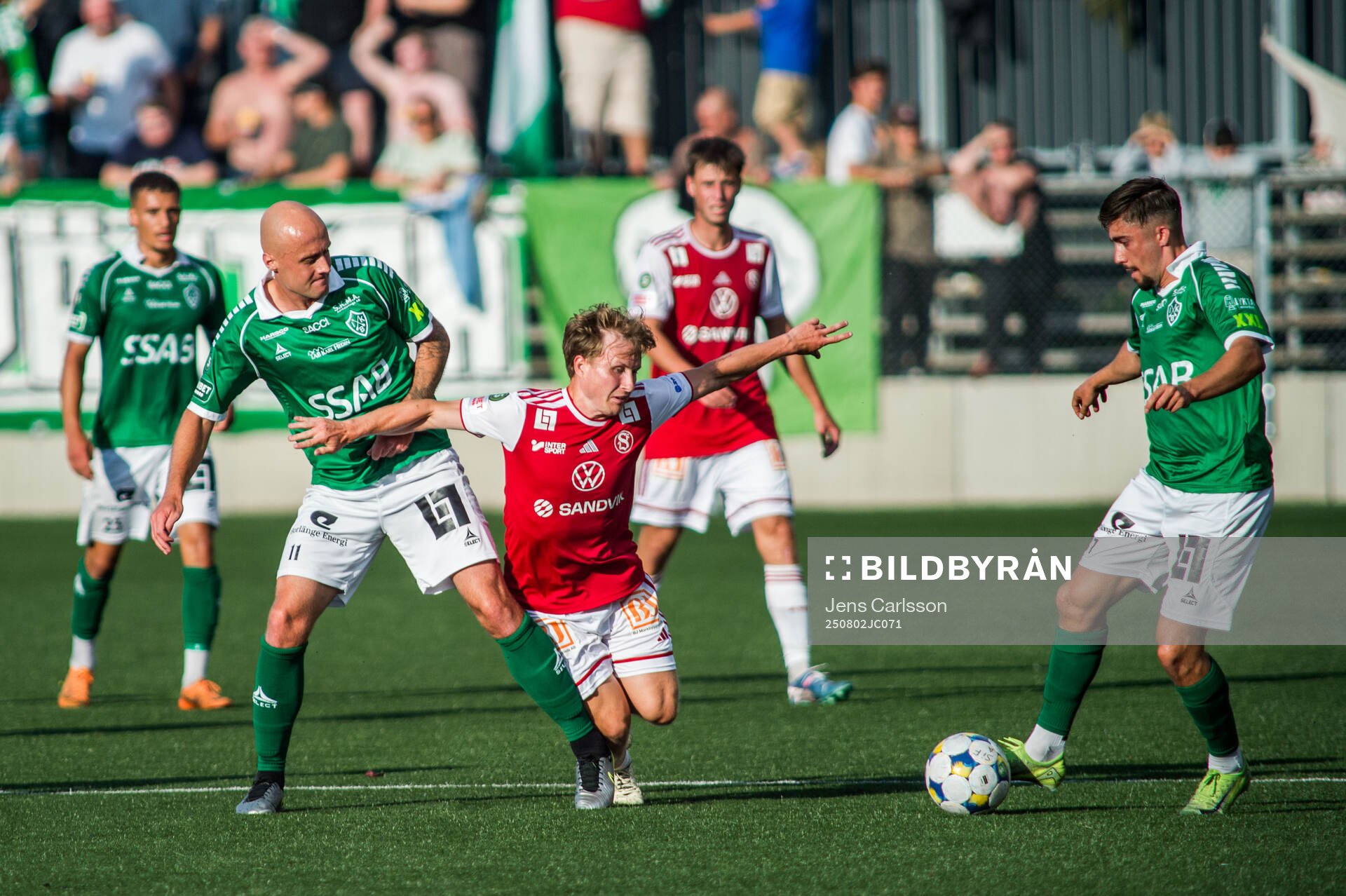 Brages Anton Lundin och Sandvikens IFs Victor Backman
