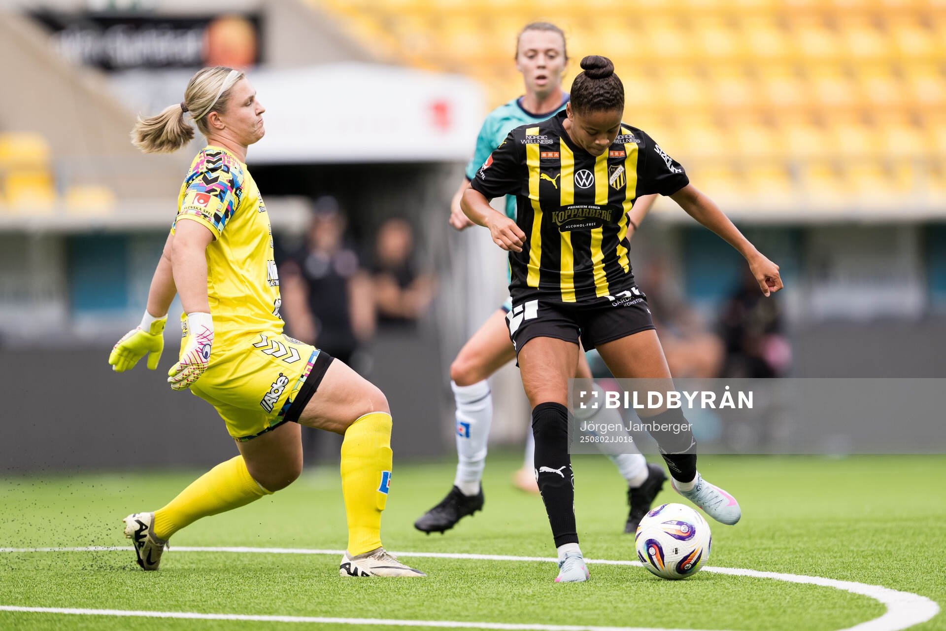 Kristianstads målvakt Moa Olsson och Häckens Felicia
