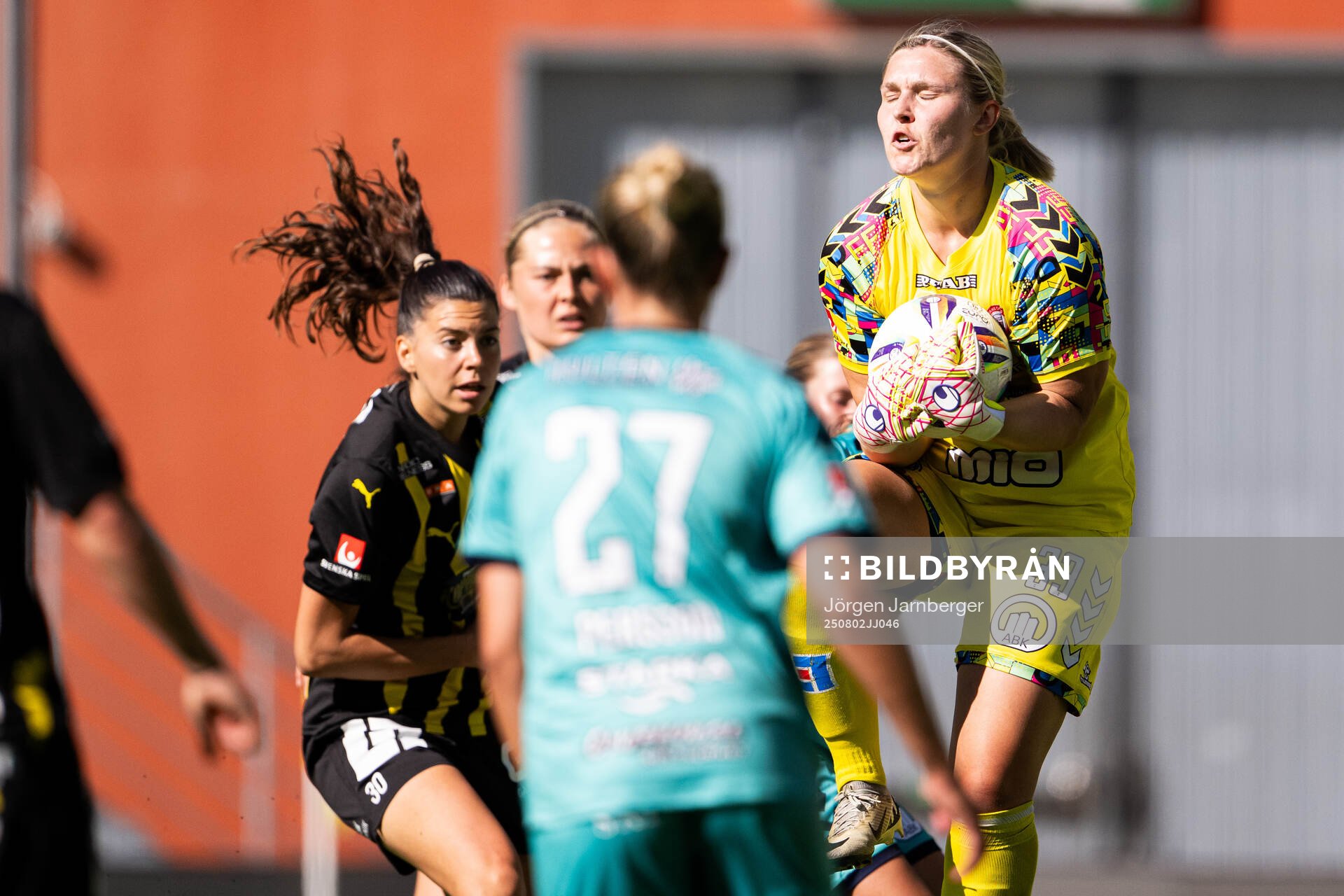 Häckens Helena Sampaio och Kristianstads målvakt Moa