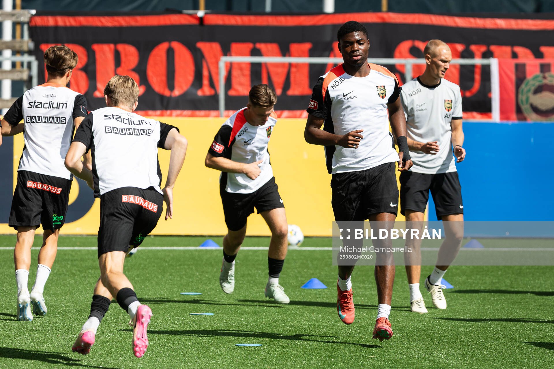 Brommapojkarnas Ezekiel Alladoh nder uppvärmning