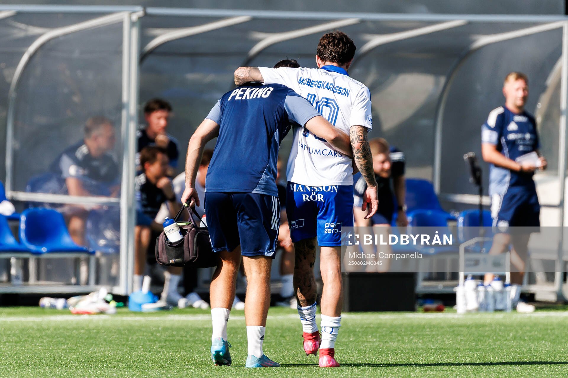 IFK Norrköpings David Moberg Karlsson lämnar planen skadad