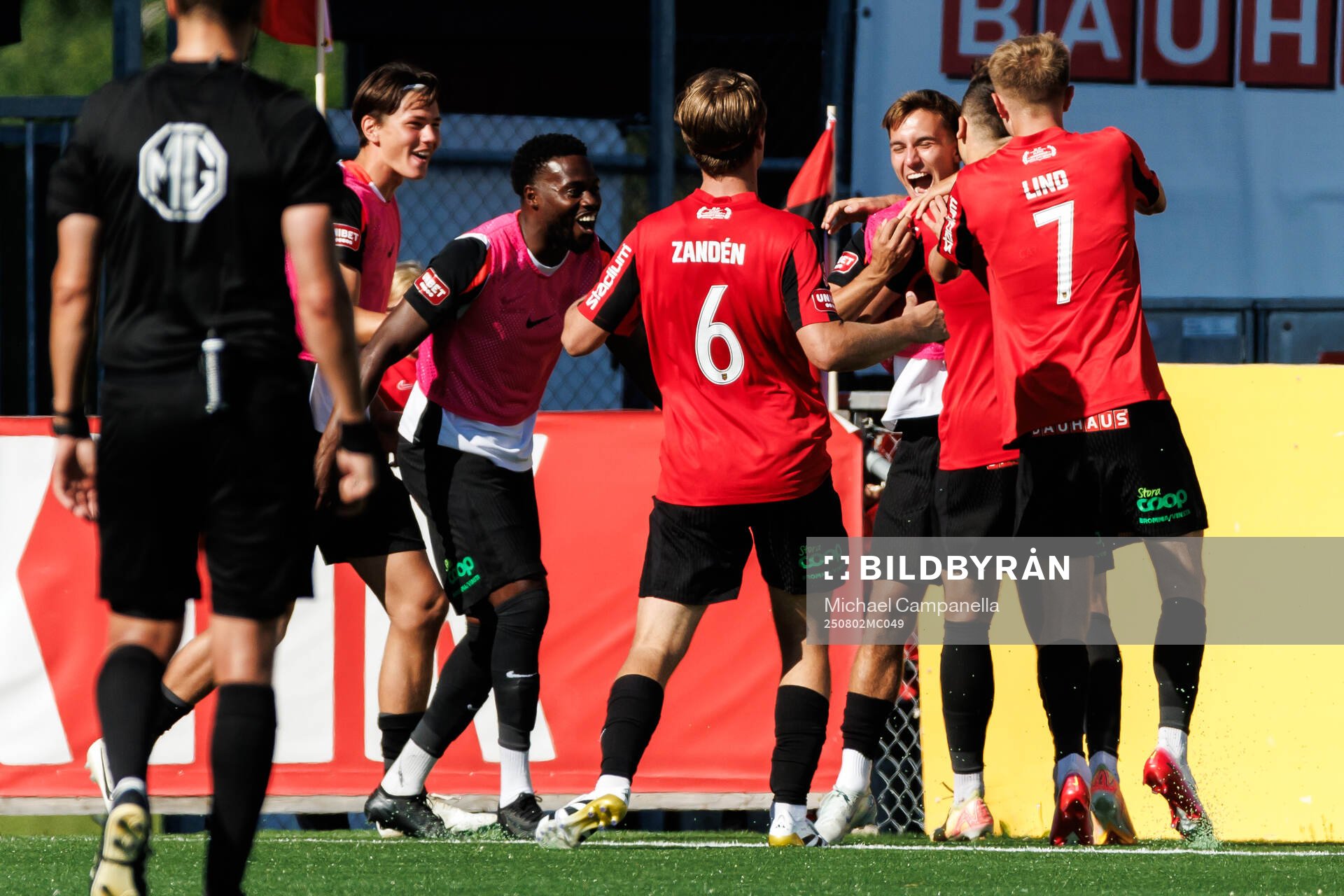 Brommapojkarnas Adam Skanning Jakobsen jublar